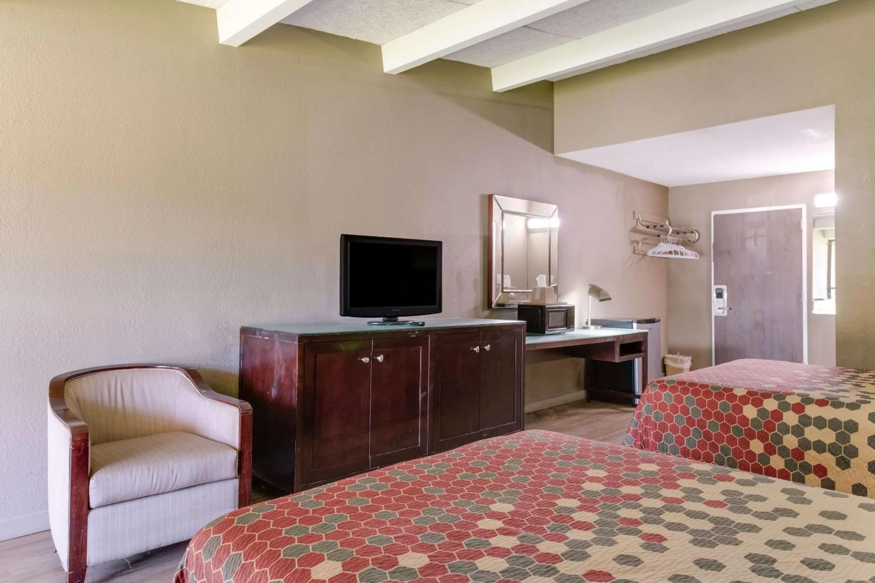 Bedroom, Bed in Econo Lodge High Point - Archdale