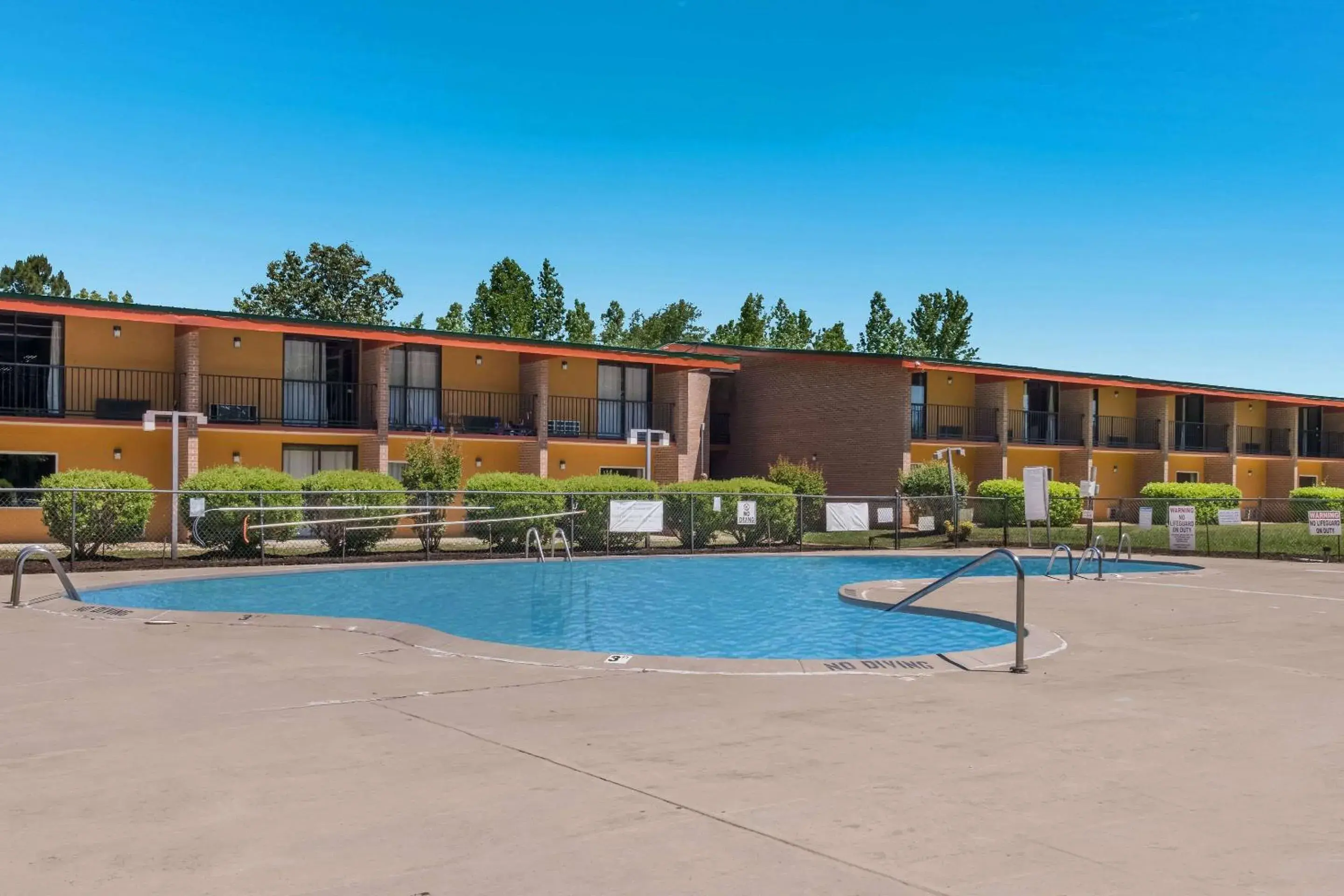 Swimming pool in Econo Lodge Swimming pool in Econo Lodge