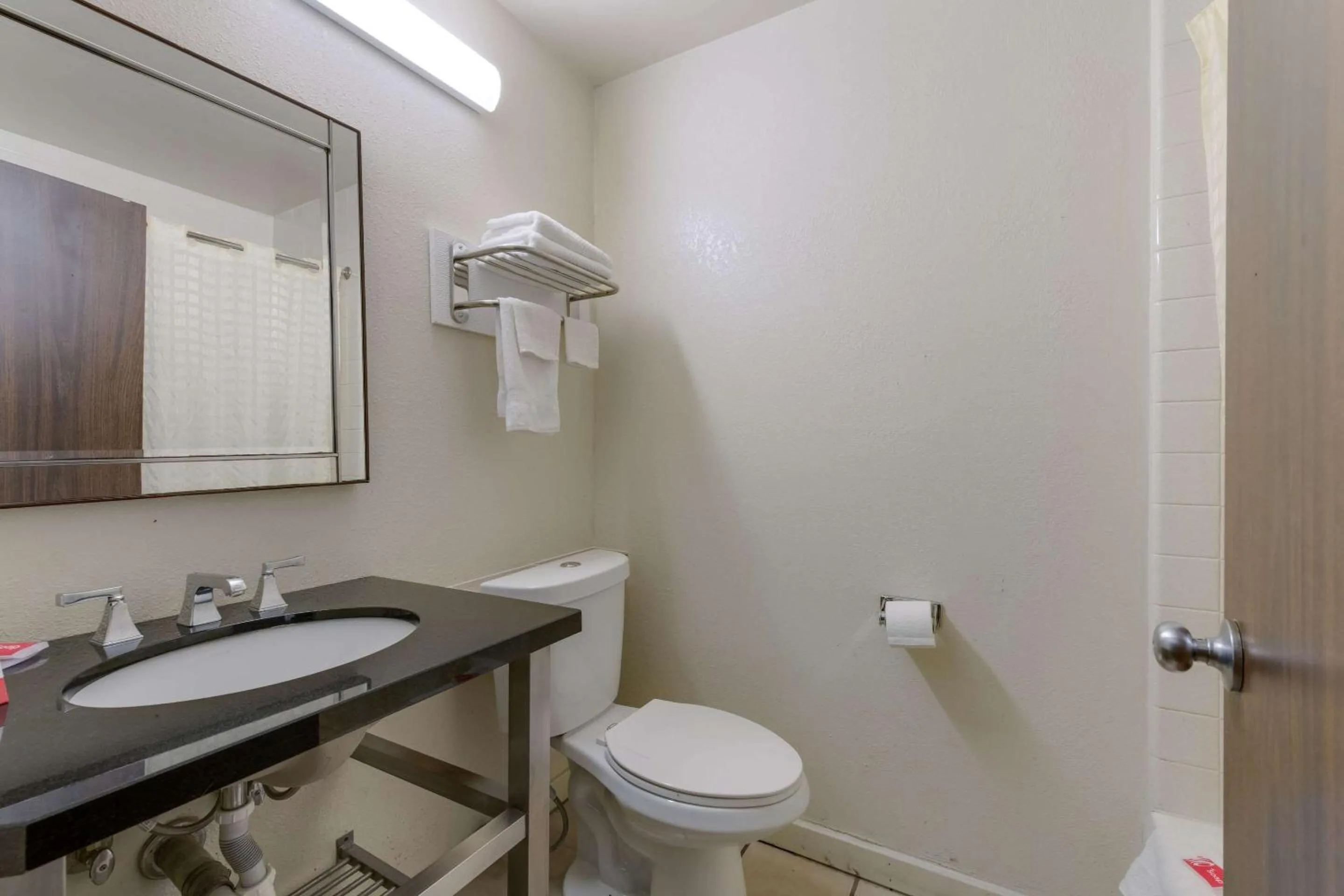 Bedroom in Econo Lodge High Point - Archdale