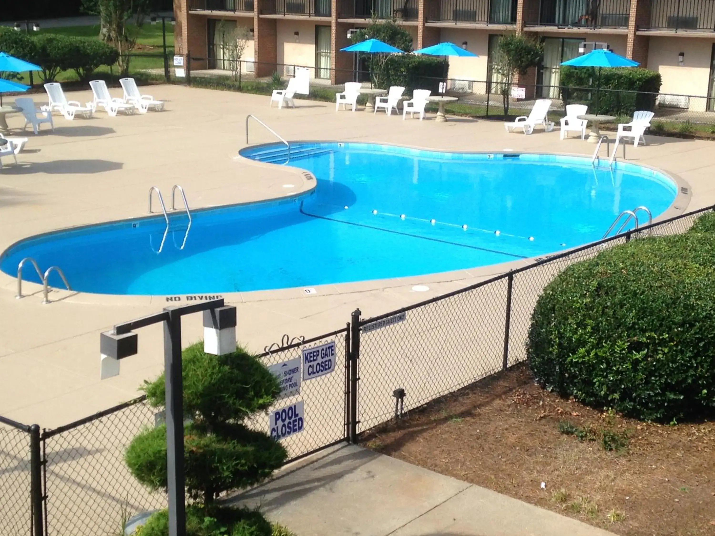 Swimming pool in Econo Lodge Swimming pool in Econo Lodge