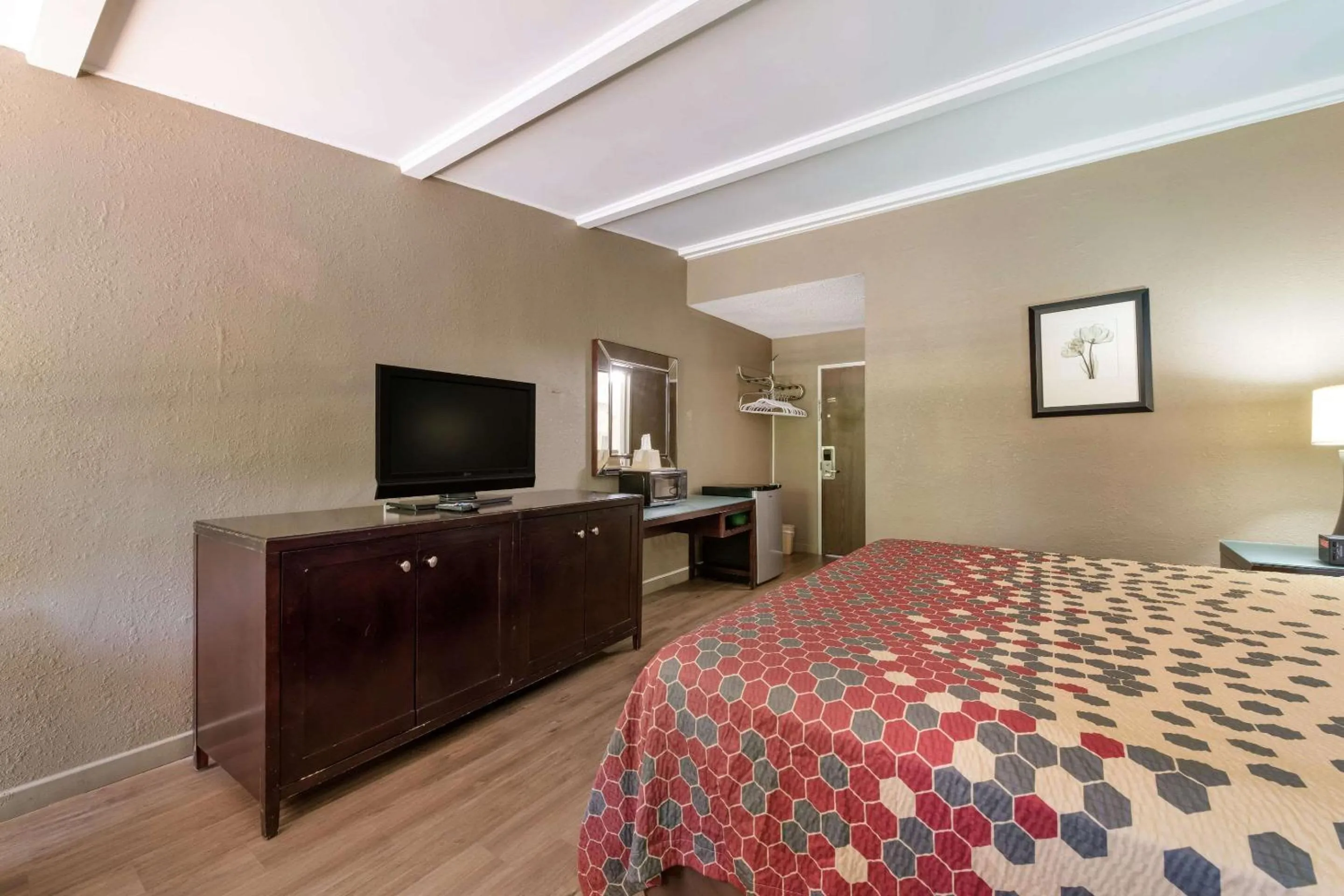 Bedroom, Bed in Econo Lodge High Point - Archdale