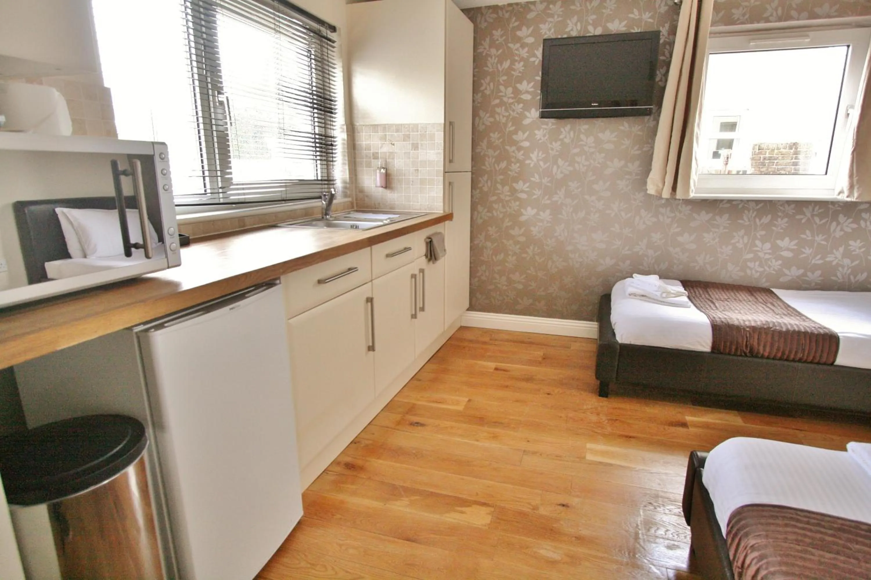 Kitchen or kitchenette, Bed in Central Studios Gloucester Road by RoomsBooked - Free Parking