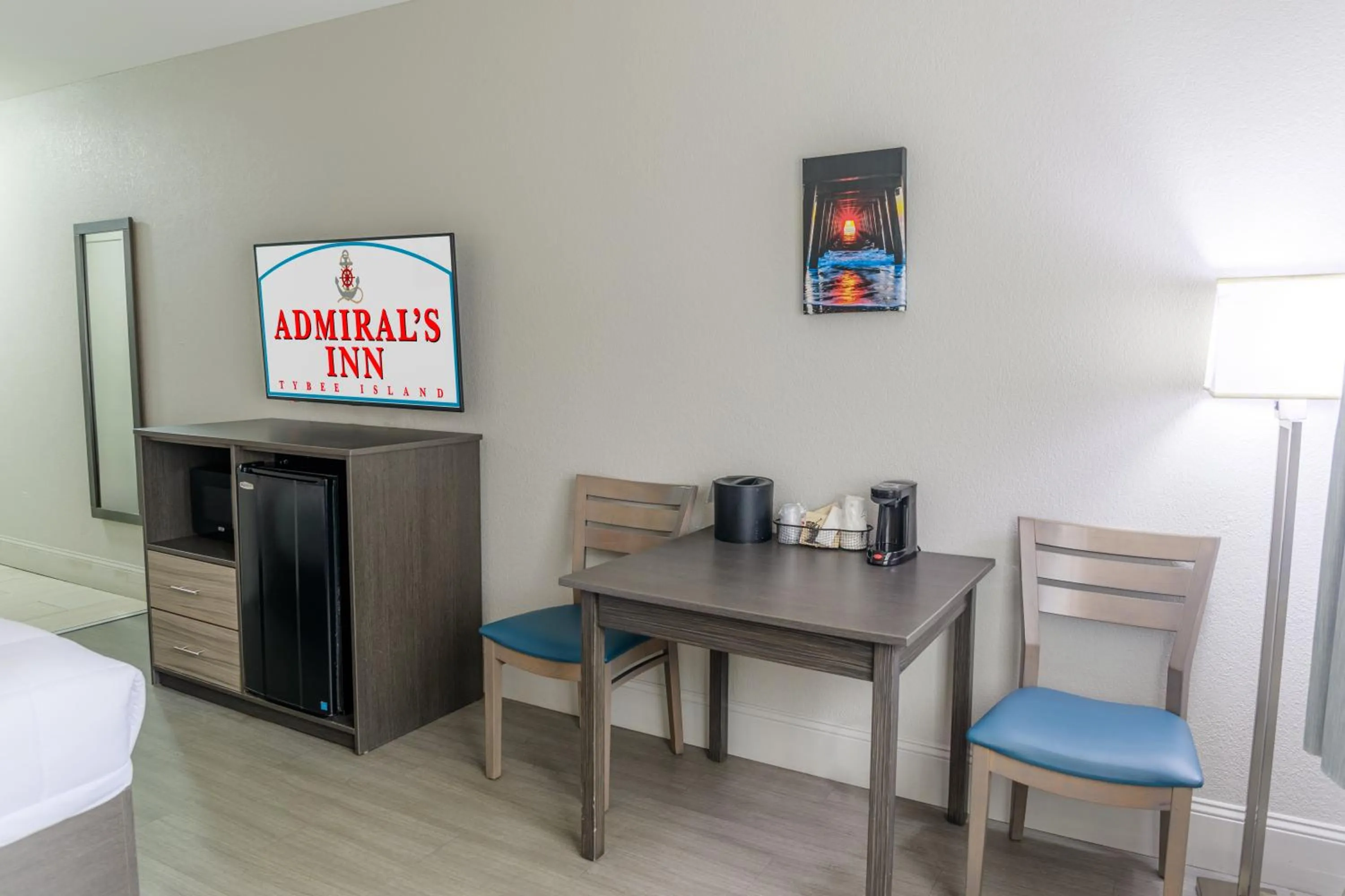 Coffee/tea facilities, Bed in Admiral's Inn on Tybee Island