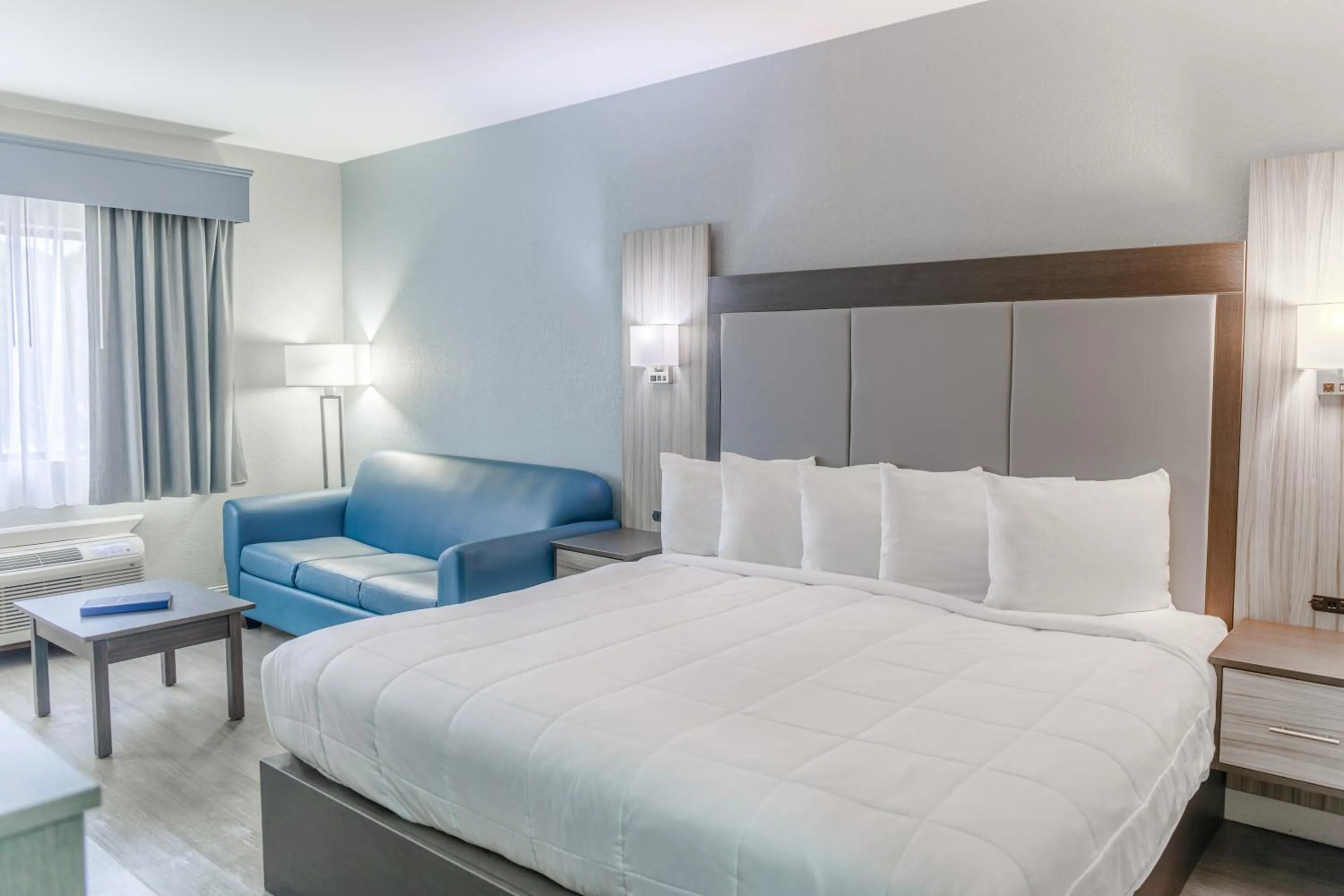 Bed in Admiral's Inn on Tybee Island