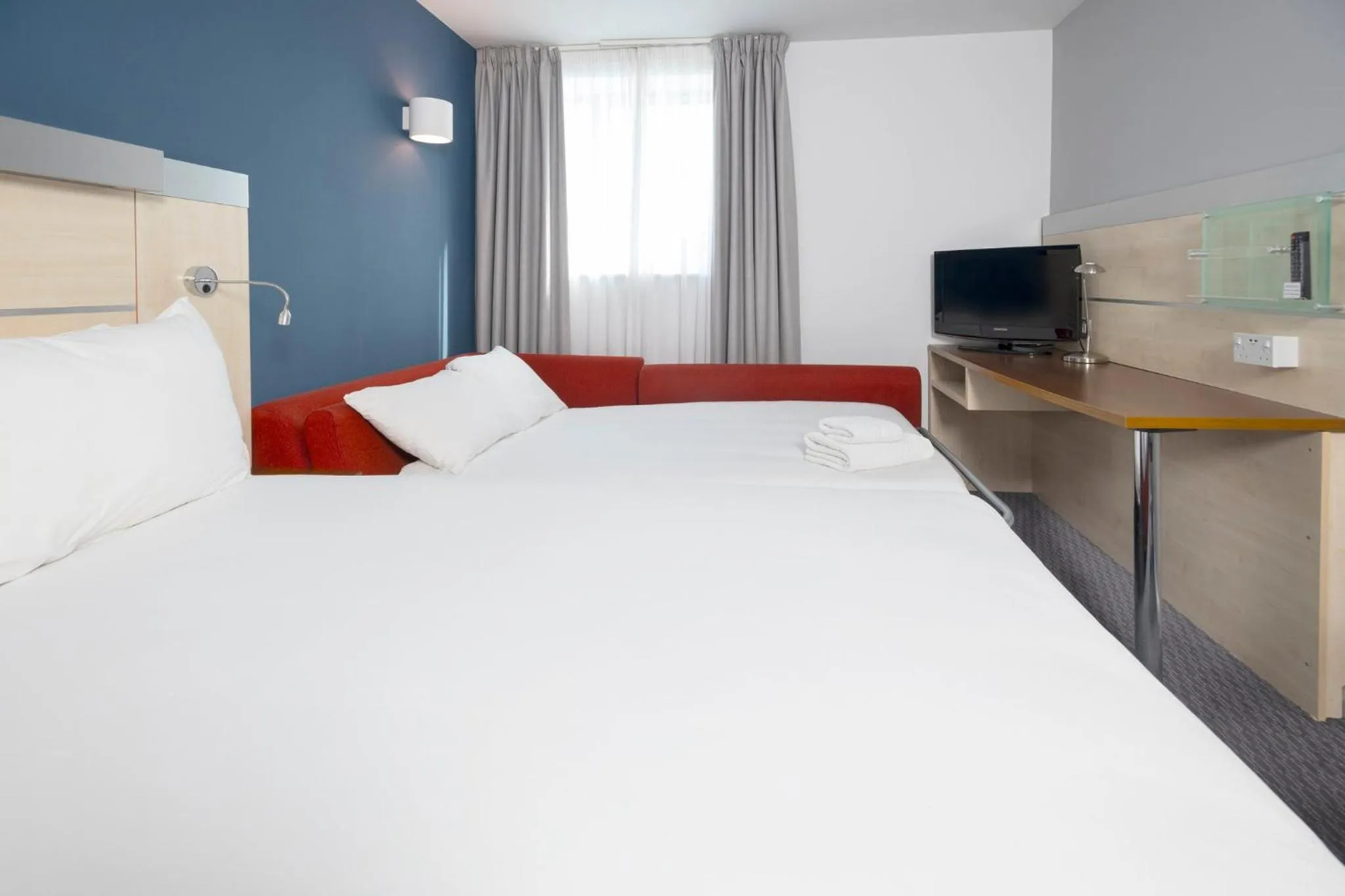 Photo of the whole room, Bed in Holiday Inn Express Swindon City Centre by IHG