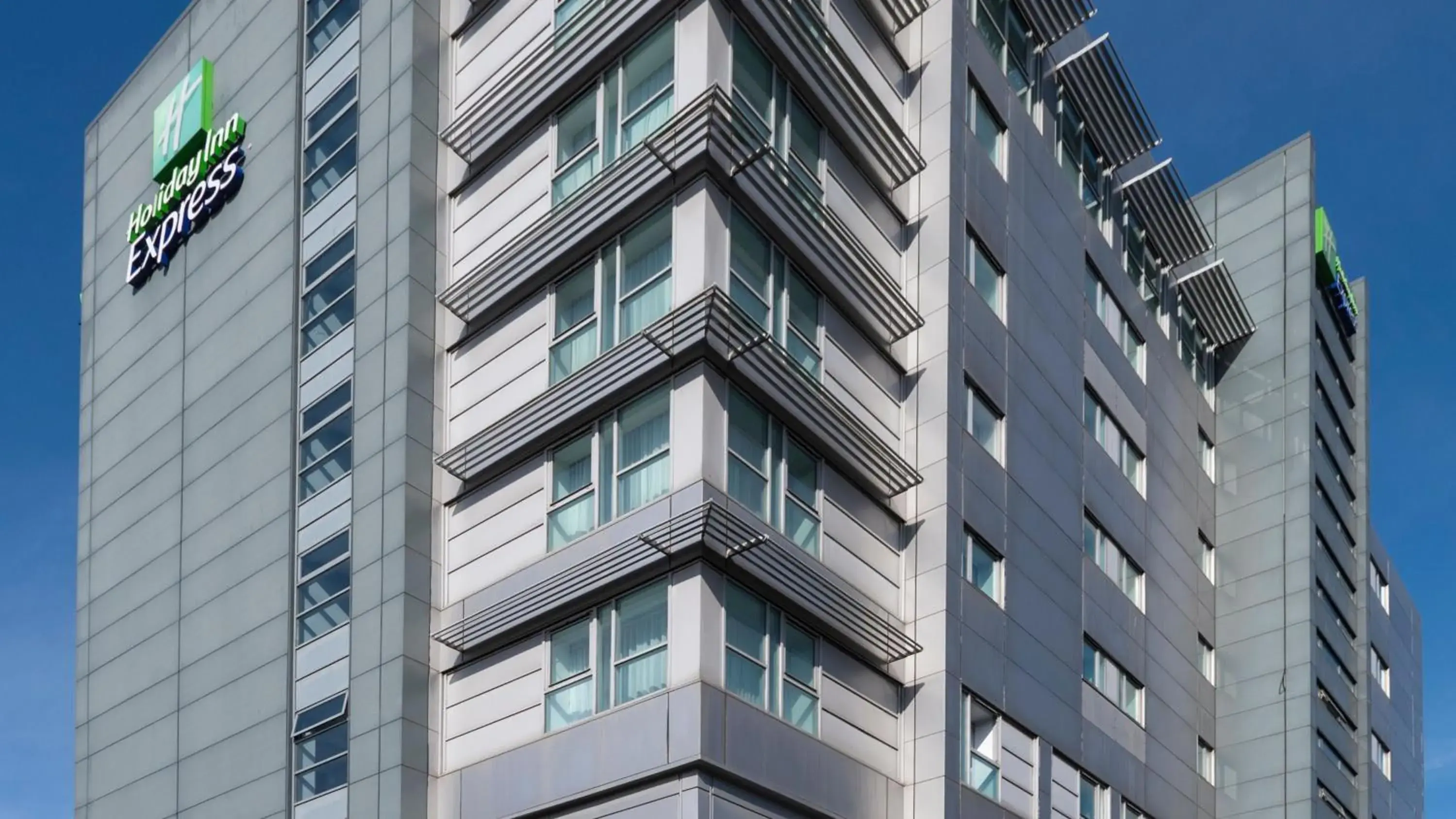 Property building in Holiday Inn Express Swindon City Centre by IHG Property building in Holiday Inn Express Swindon City Centre by IHG