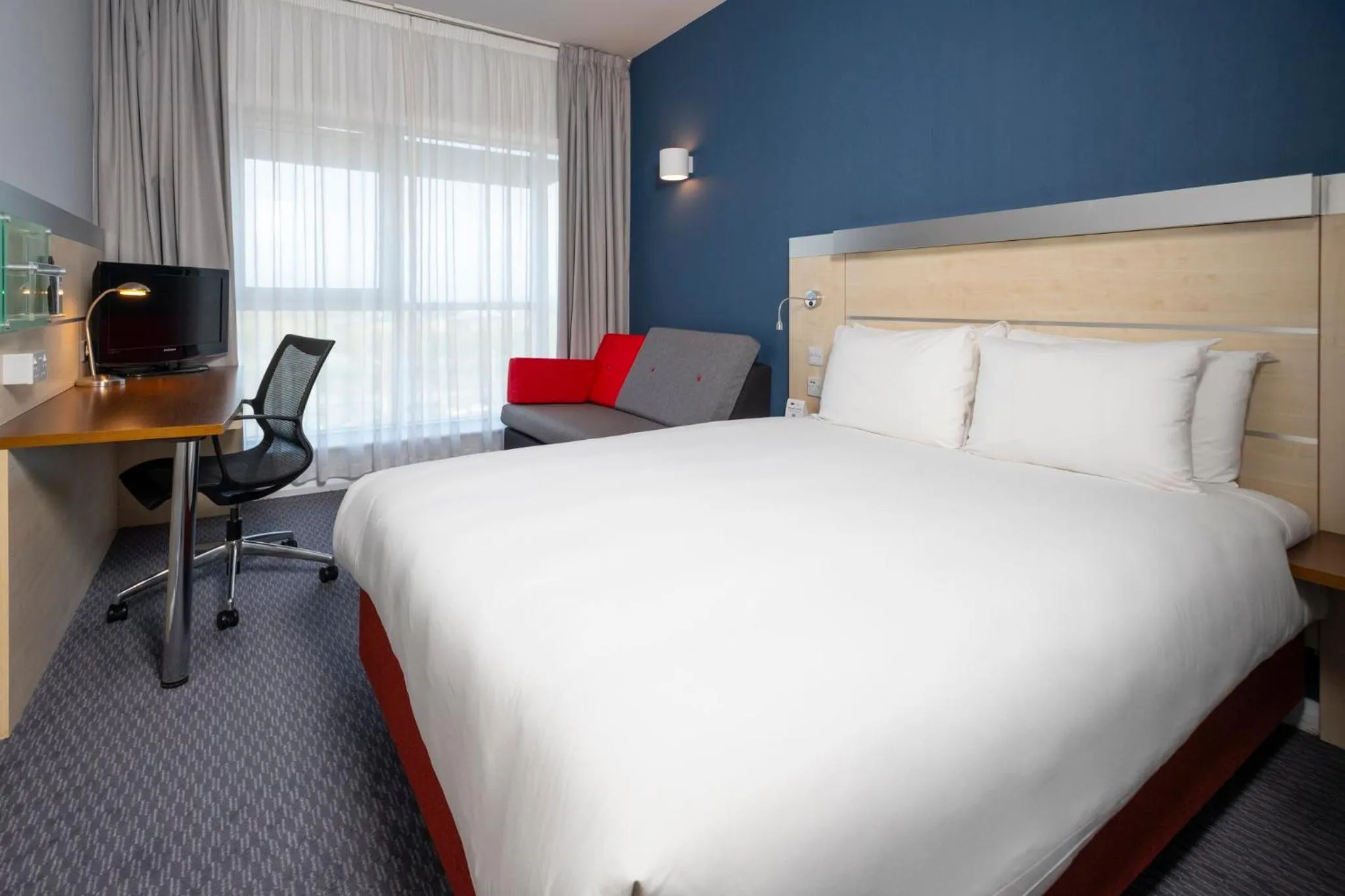 Photo of the whole room, Bed in Holiday Inn Express Swindon City Centre by IHG