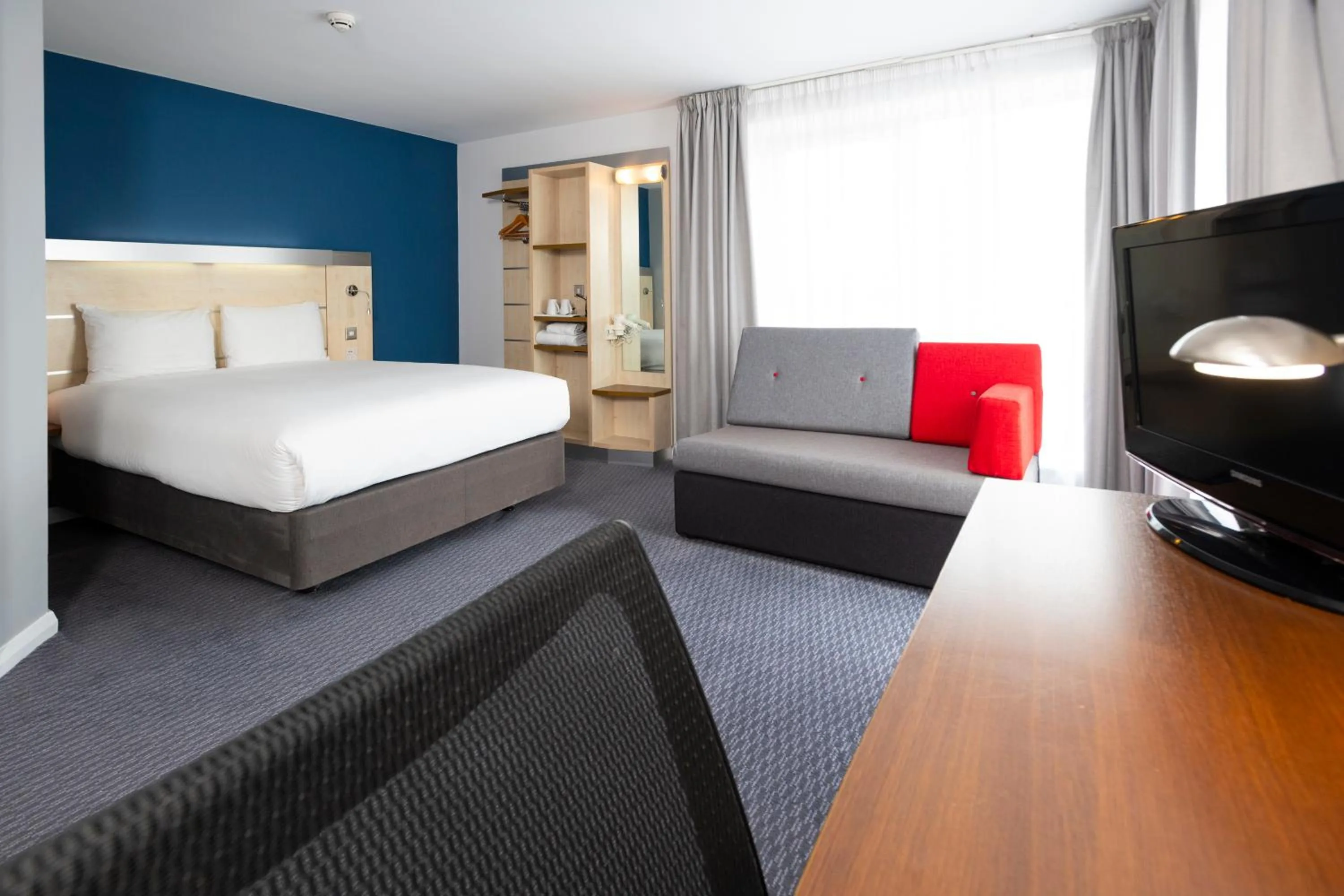 Bedroom, Bed in Holiday Inn Express Swindon City Centre by IHG