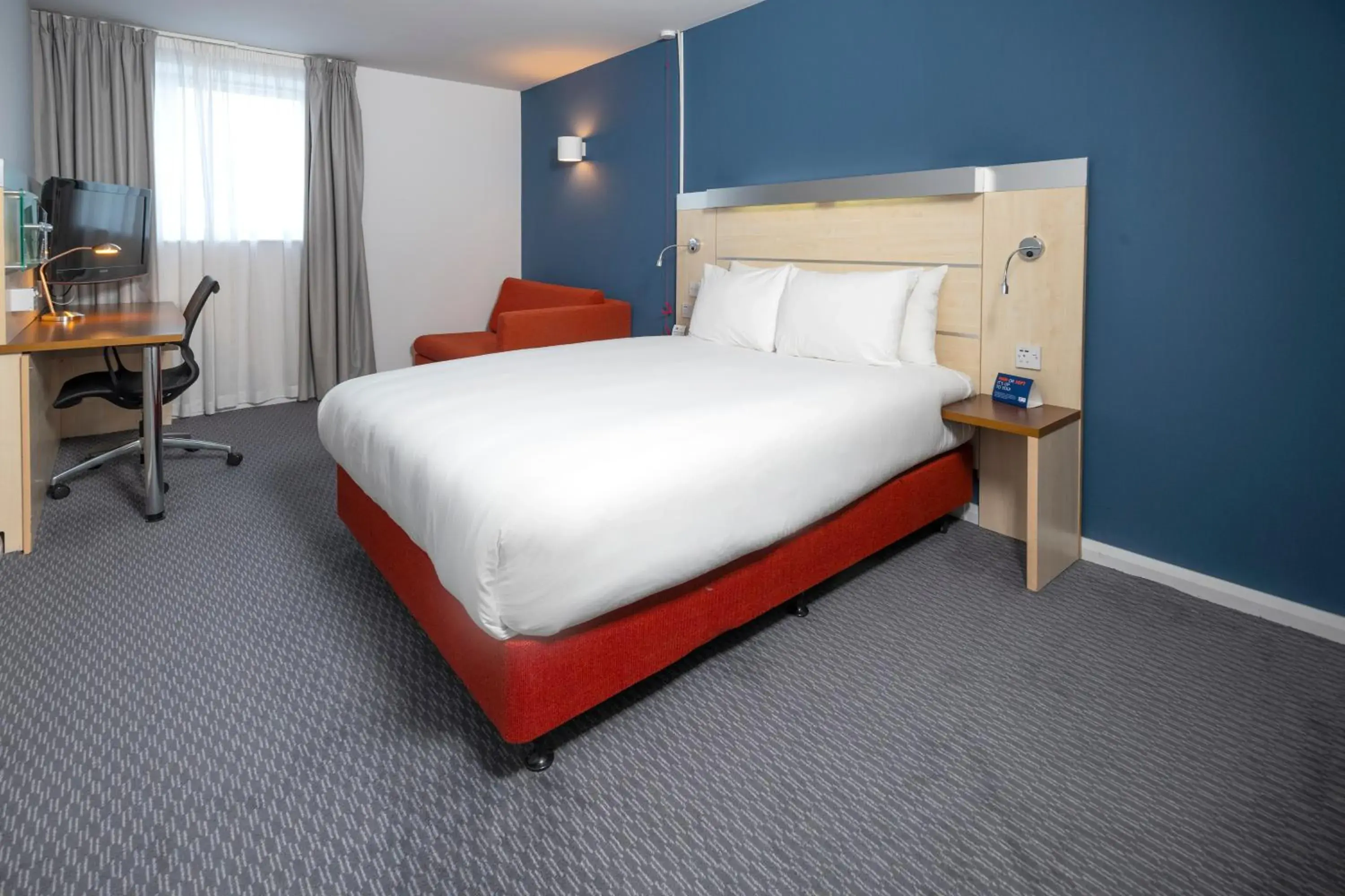 Photo of the whole room, Bed in Holiday Inn Express Swindon City Centre by IHG Photo of the whole room, Bed in Holiday Inn Express Swindon City Centre by IHG