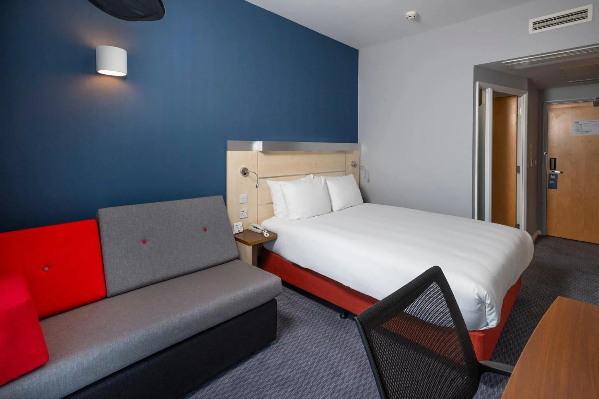 Photo of the whole room, Bed in Holiday Inn Express Swindon City Centre by IHG