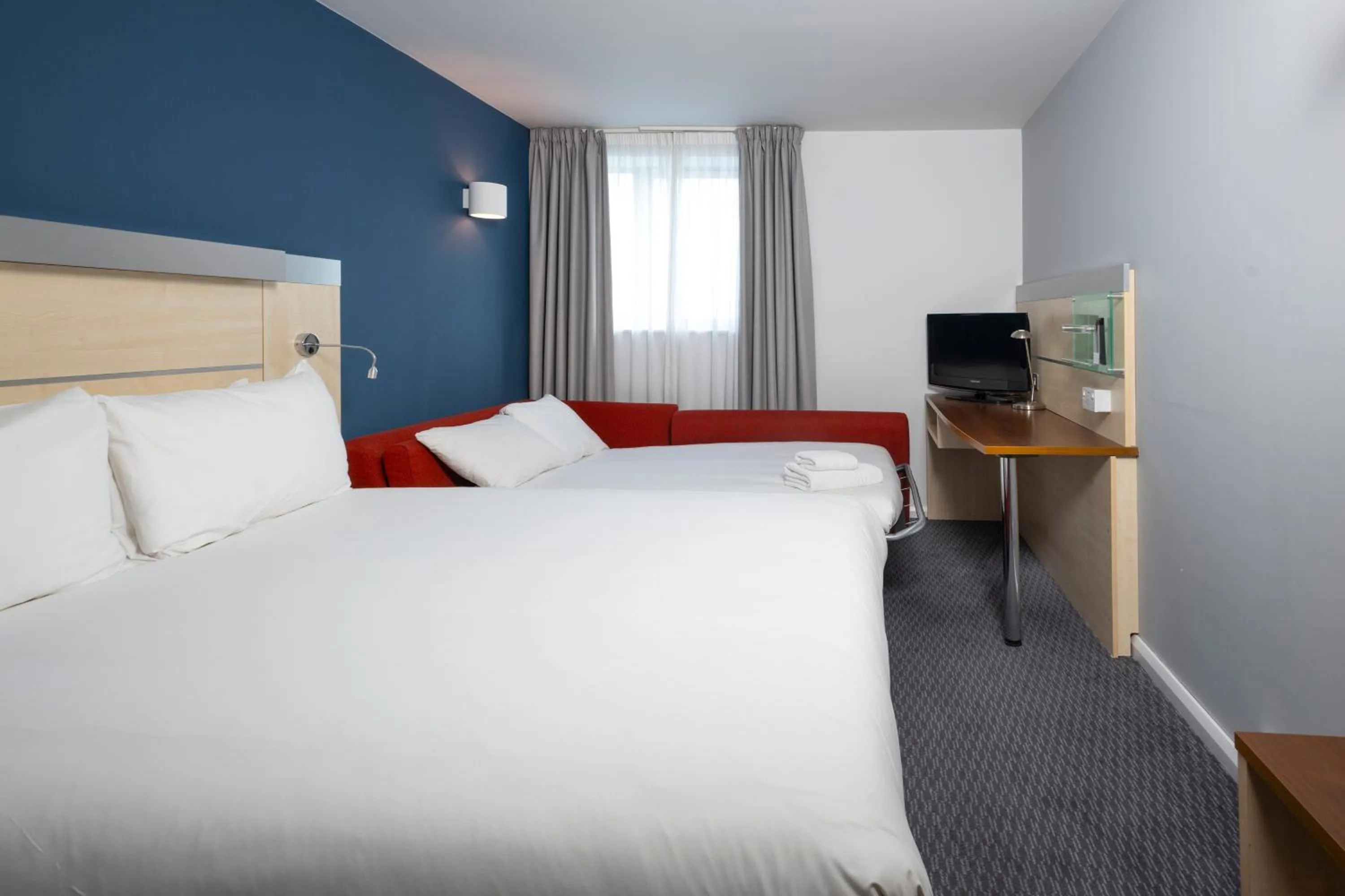 Bedroom, Bed in Holiday Inn Express Swindon City Centre by IHG