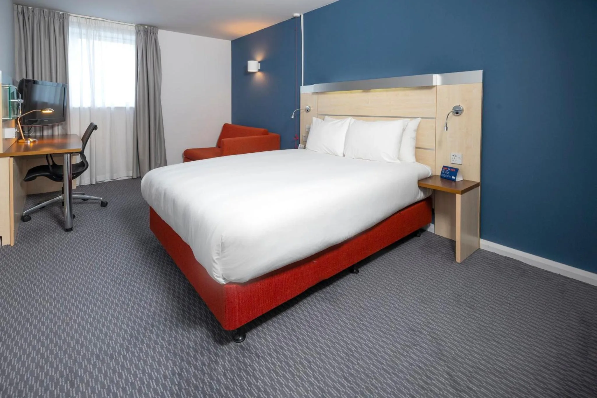 Photo of the whole room, Bed in Holiday Inn Express Swindon City Centre by IHG