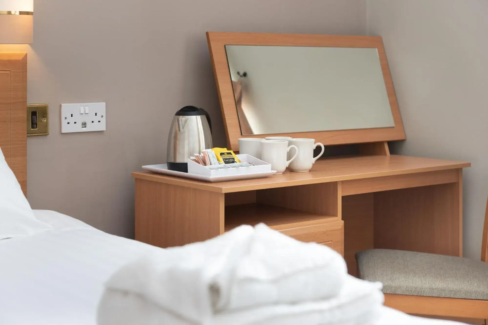 Coffee/tea facilities, Bed in Windermere Manor Hotel Coffee/tea facilities, Bed in Windermere Manor Hotel