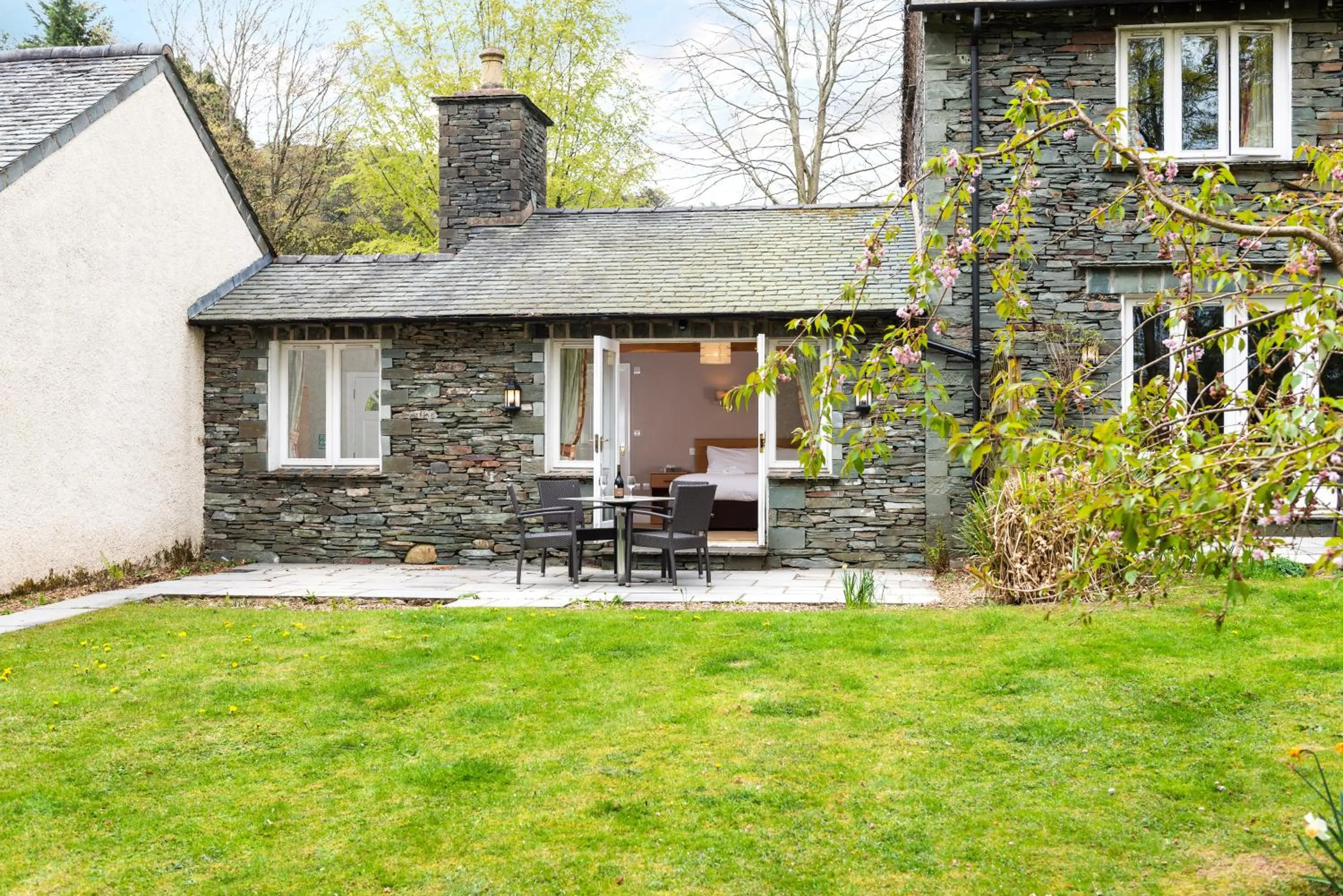 Patio in Windermere Manor Hotel
