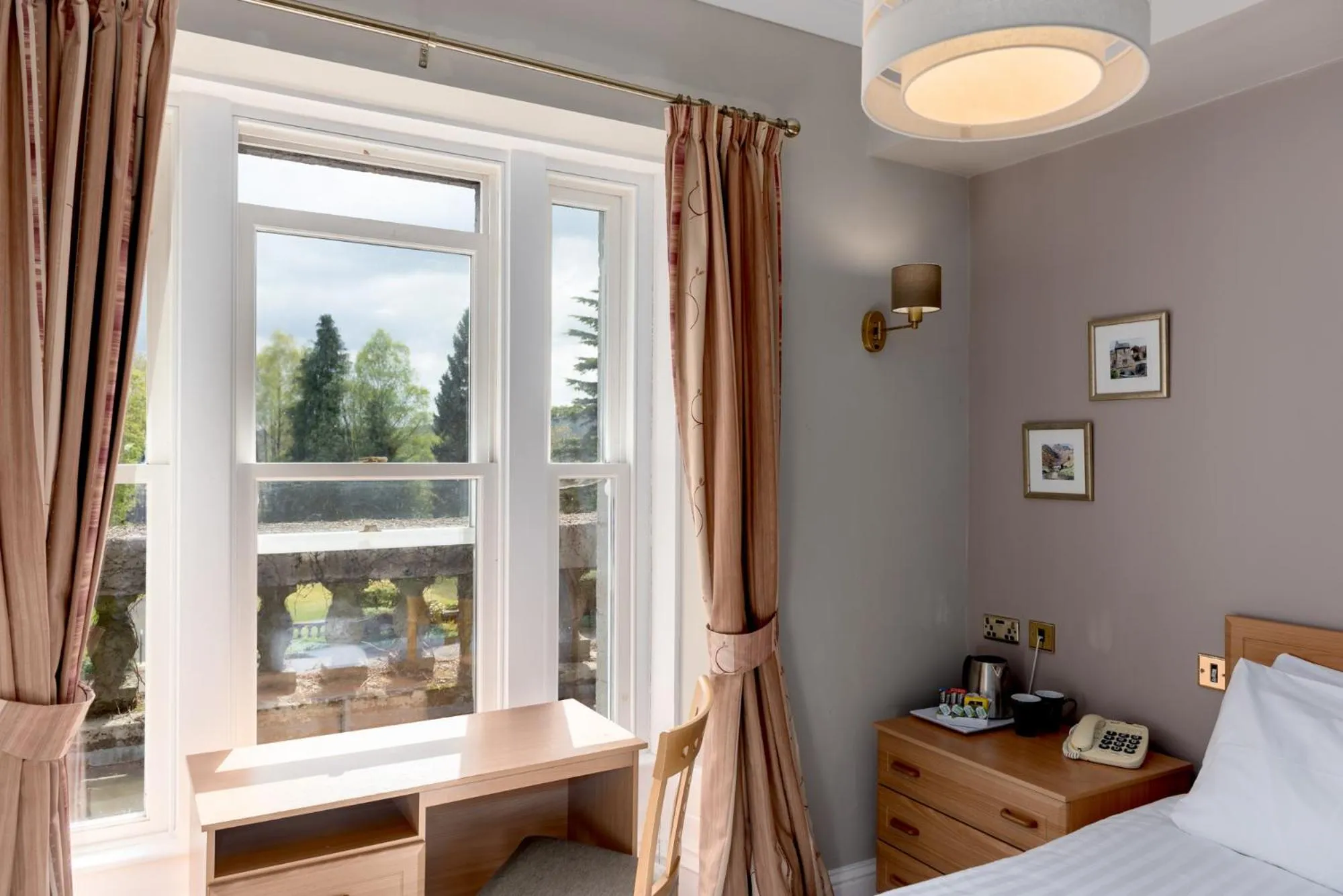 Coffee/tea facilities, Bed in Windermere Manor Hotel