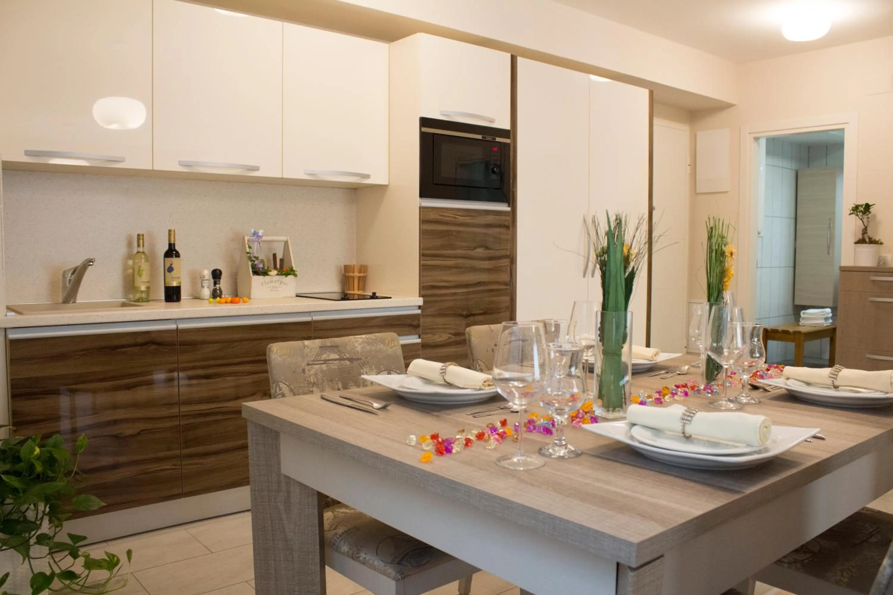Kitchen or kitchenette in Capitоl Suites & Apartments