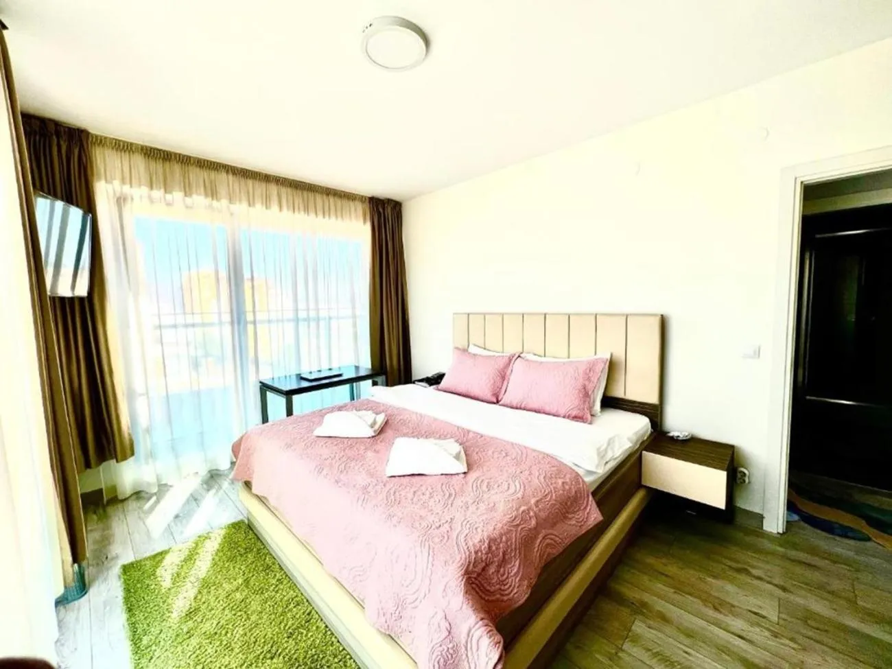 Bedroom, Bed in Capitоl Suites & Apartments