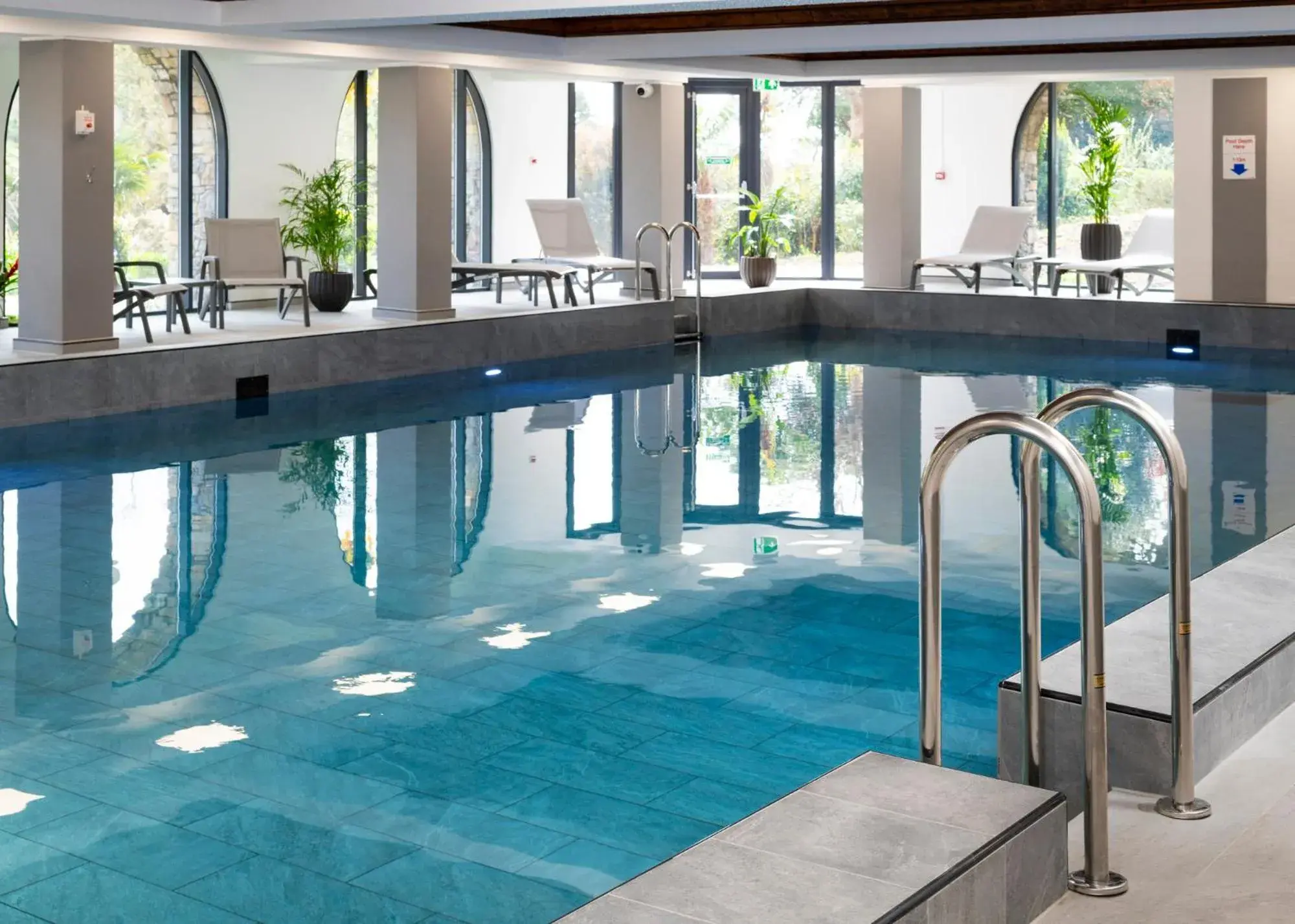 Swimming pool in Cliffden Hotel Swimming pool in Cliffden Hotel