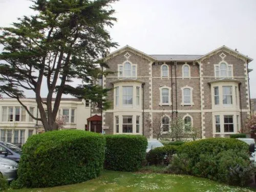 Facade/entrance in Lauriston Hotel