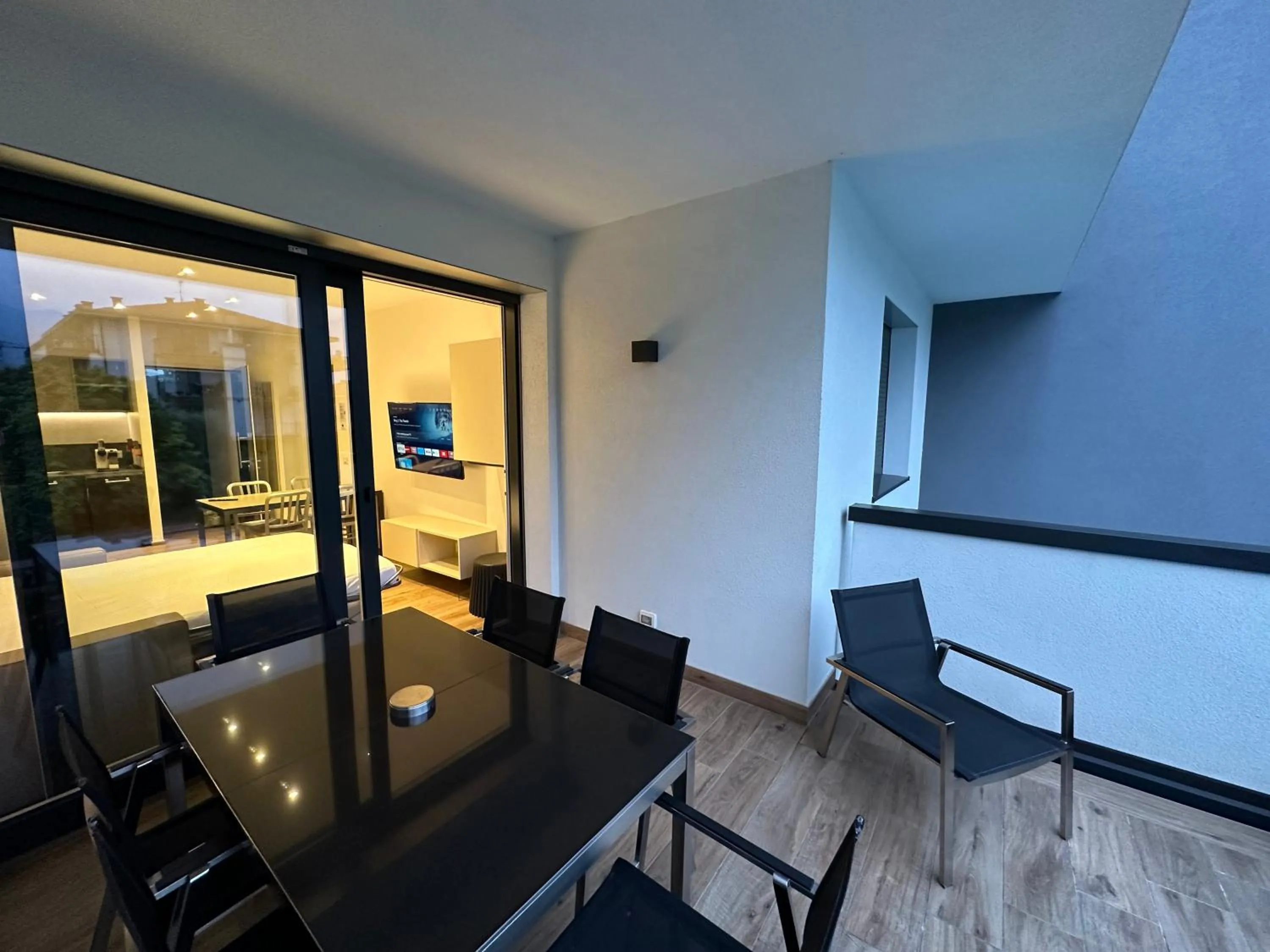 Communal lounge/ TV room in Riva Lake Lodge