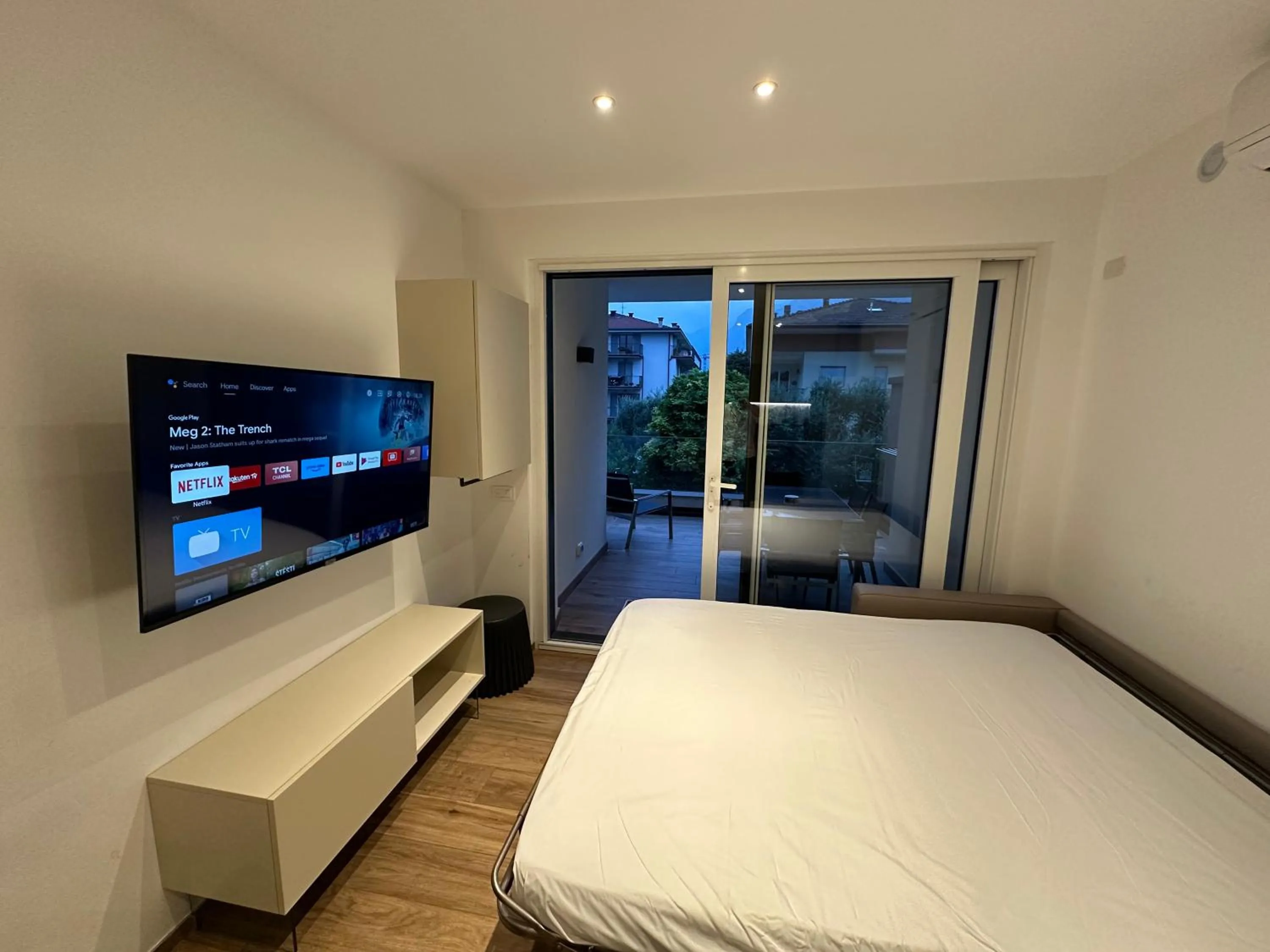 Communal lounge/ TV room, Bed in Riva Lake Lodge