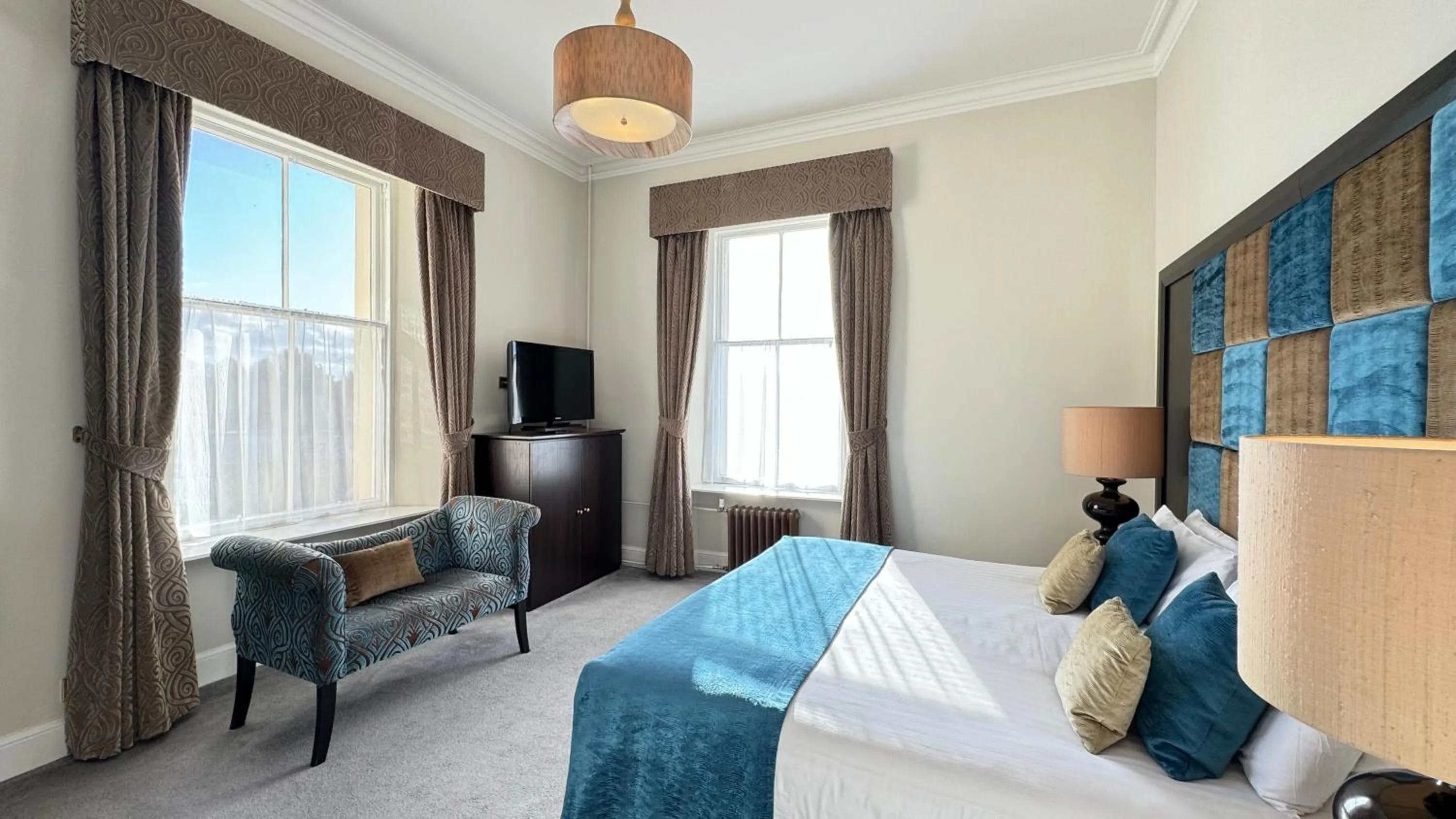 Property building, Bed in Invernairne