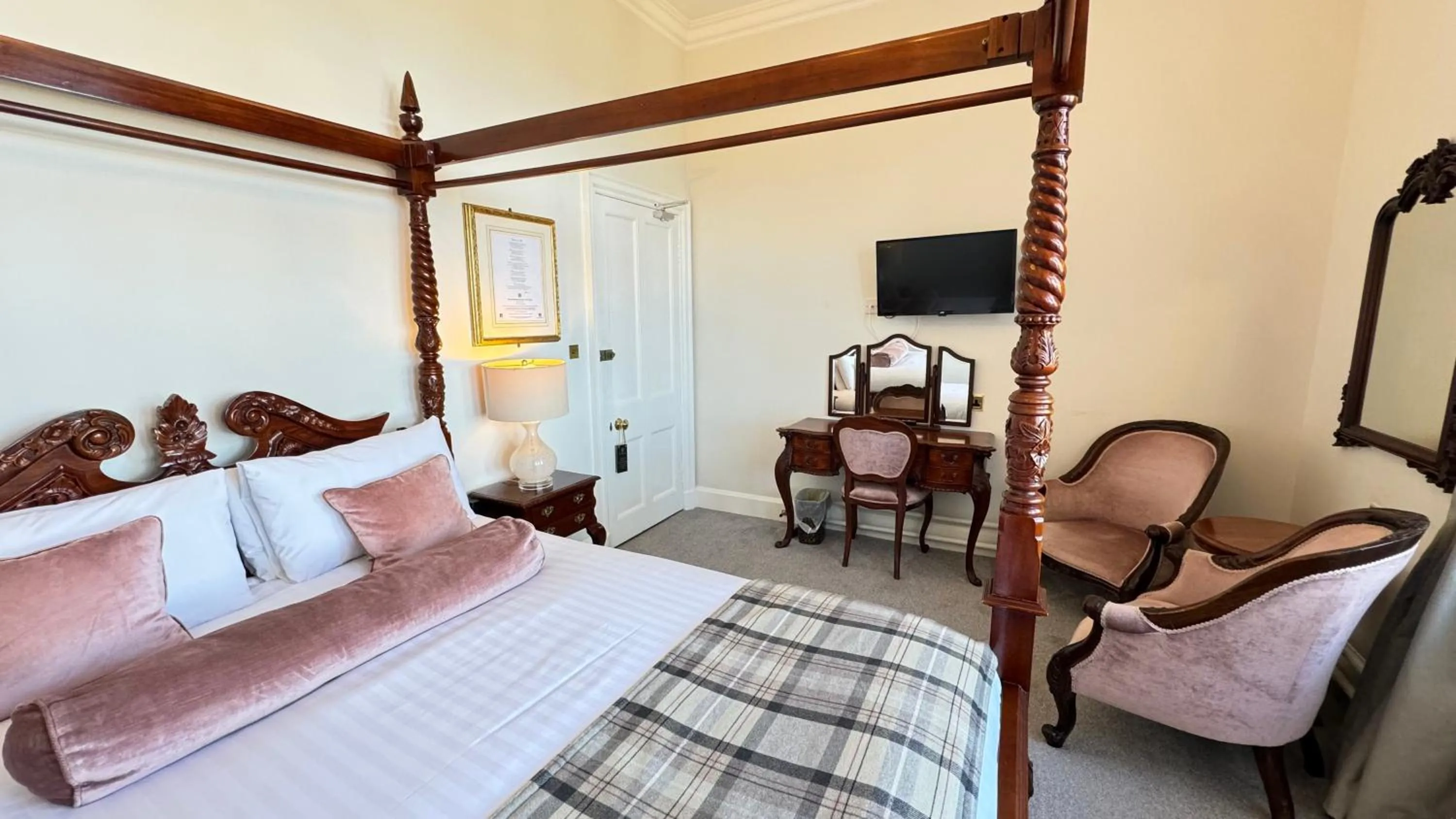 Property building, Bed in Invernairne