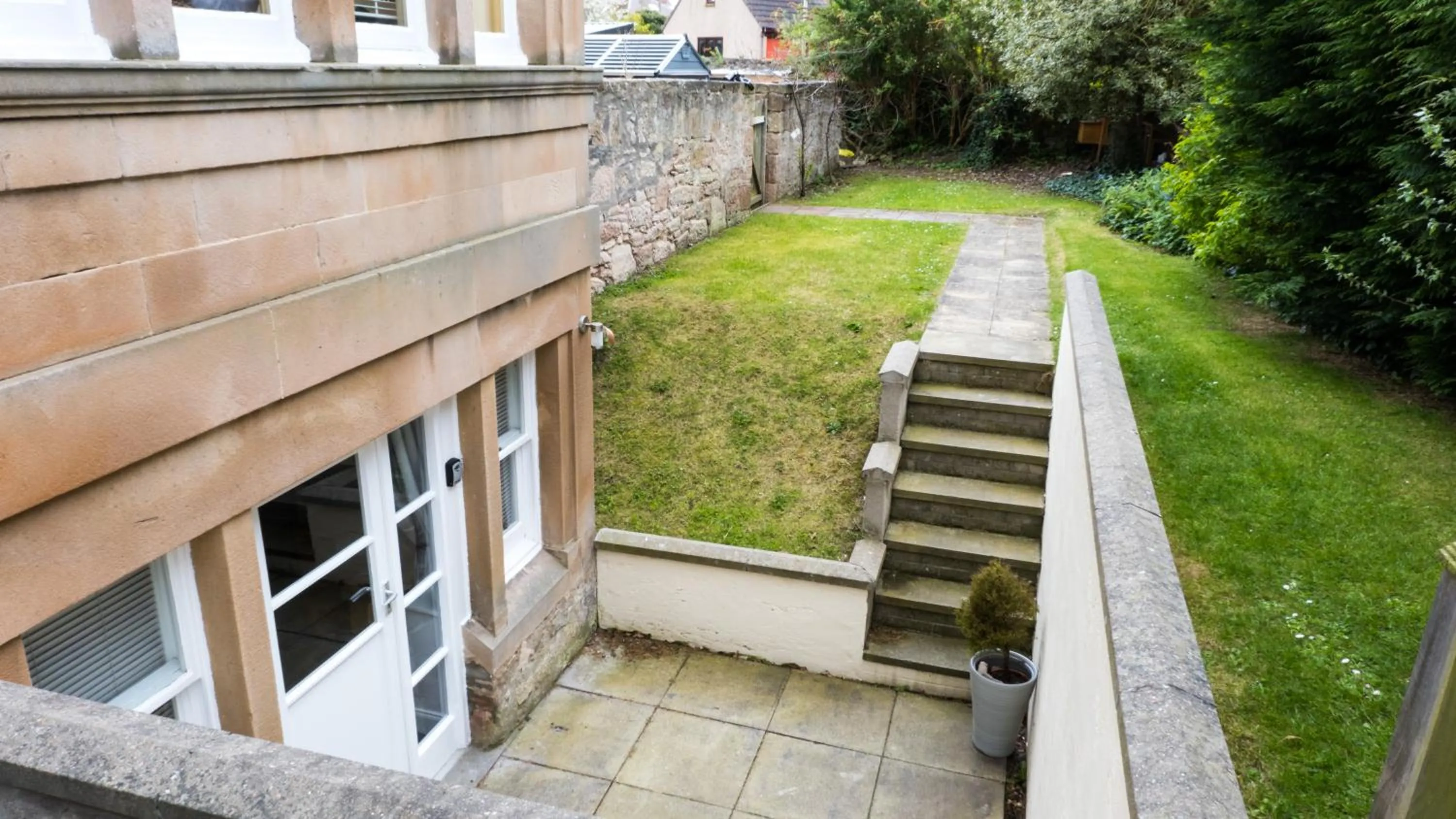 Property building in Invernairne