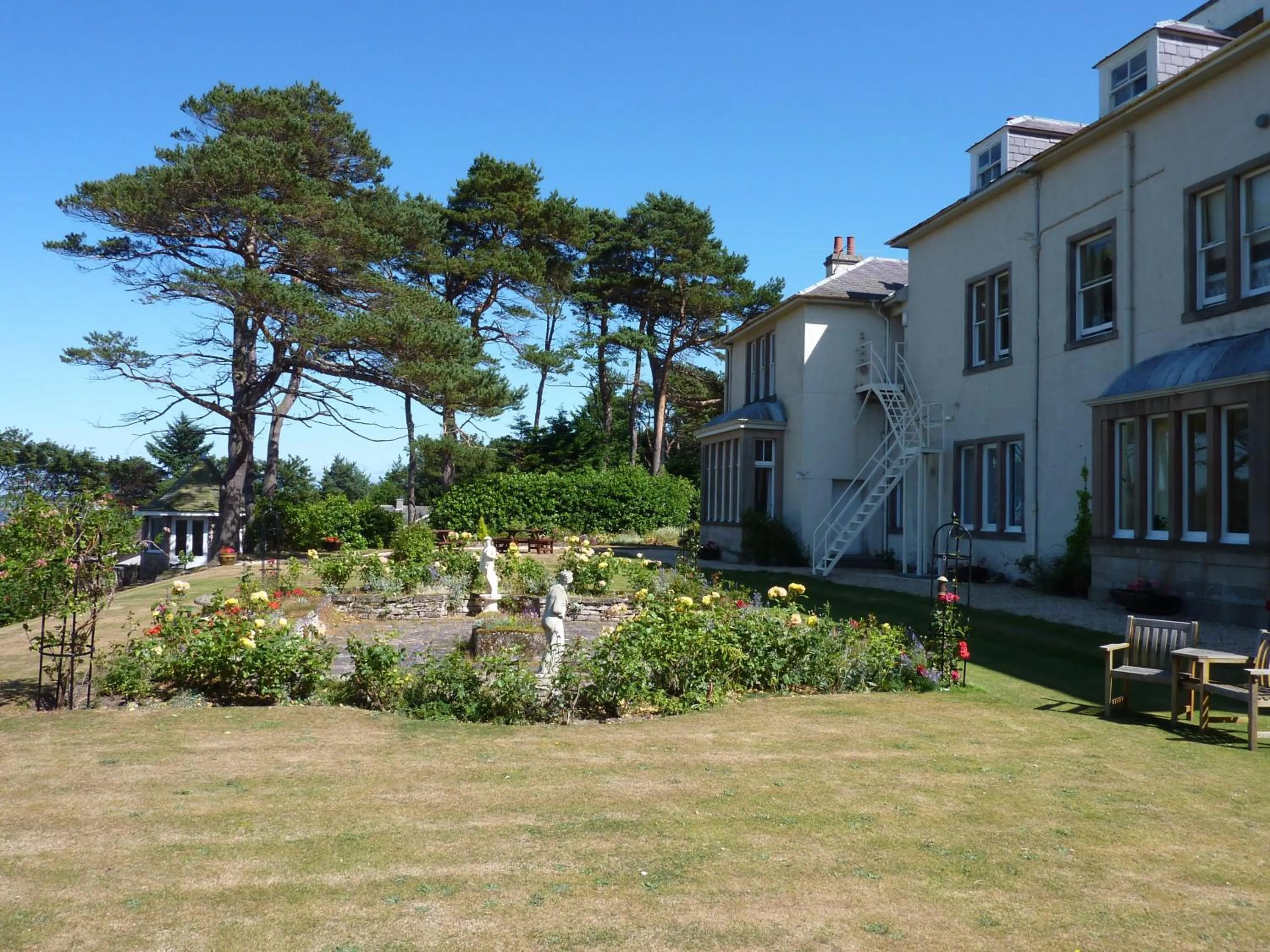 Property building in Invernairne