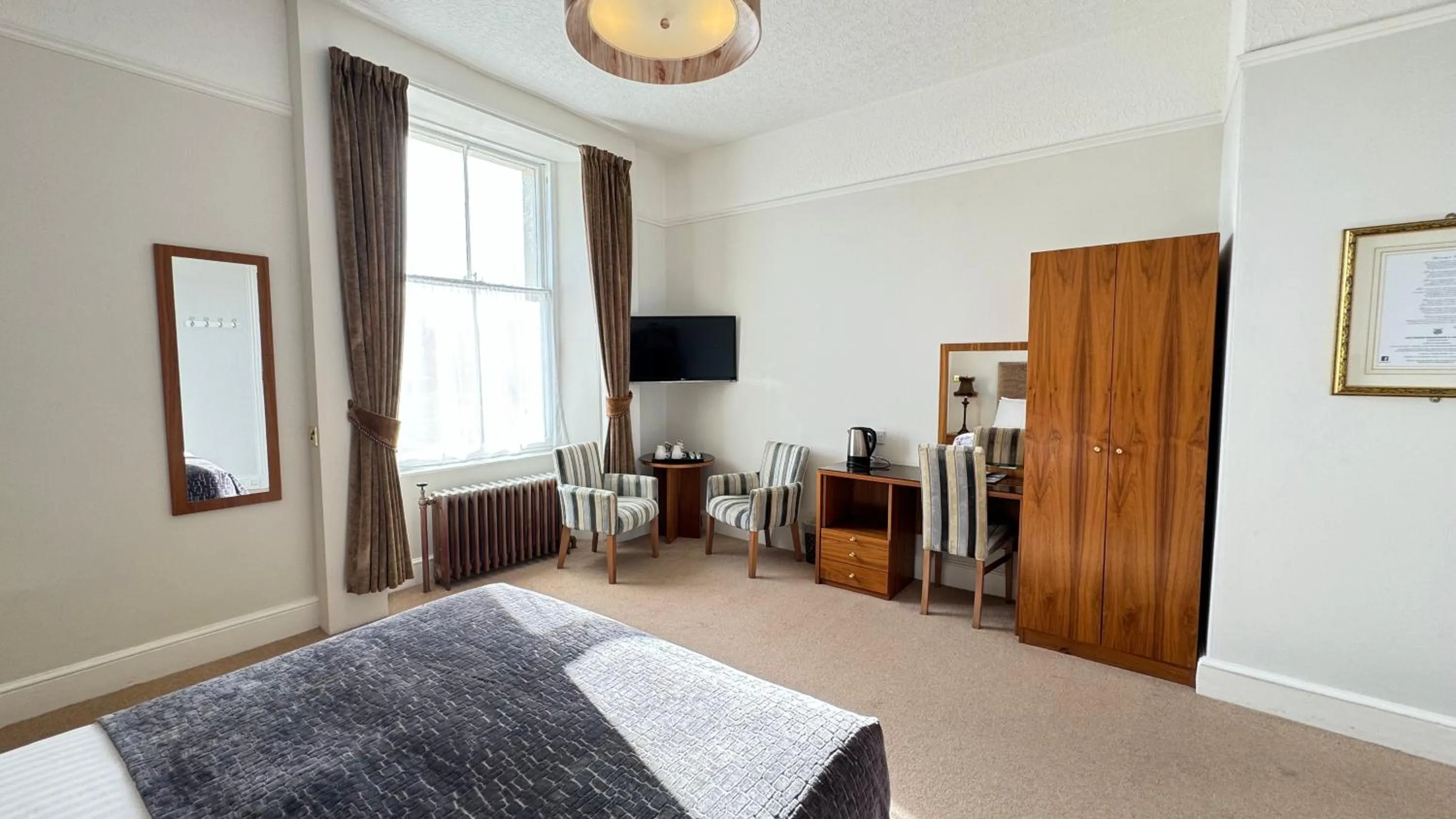 Photo of the whole room, Bed in Invernairne