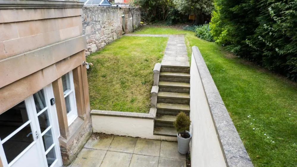 Facade/entrance in Invernairne