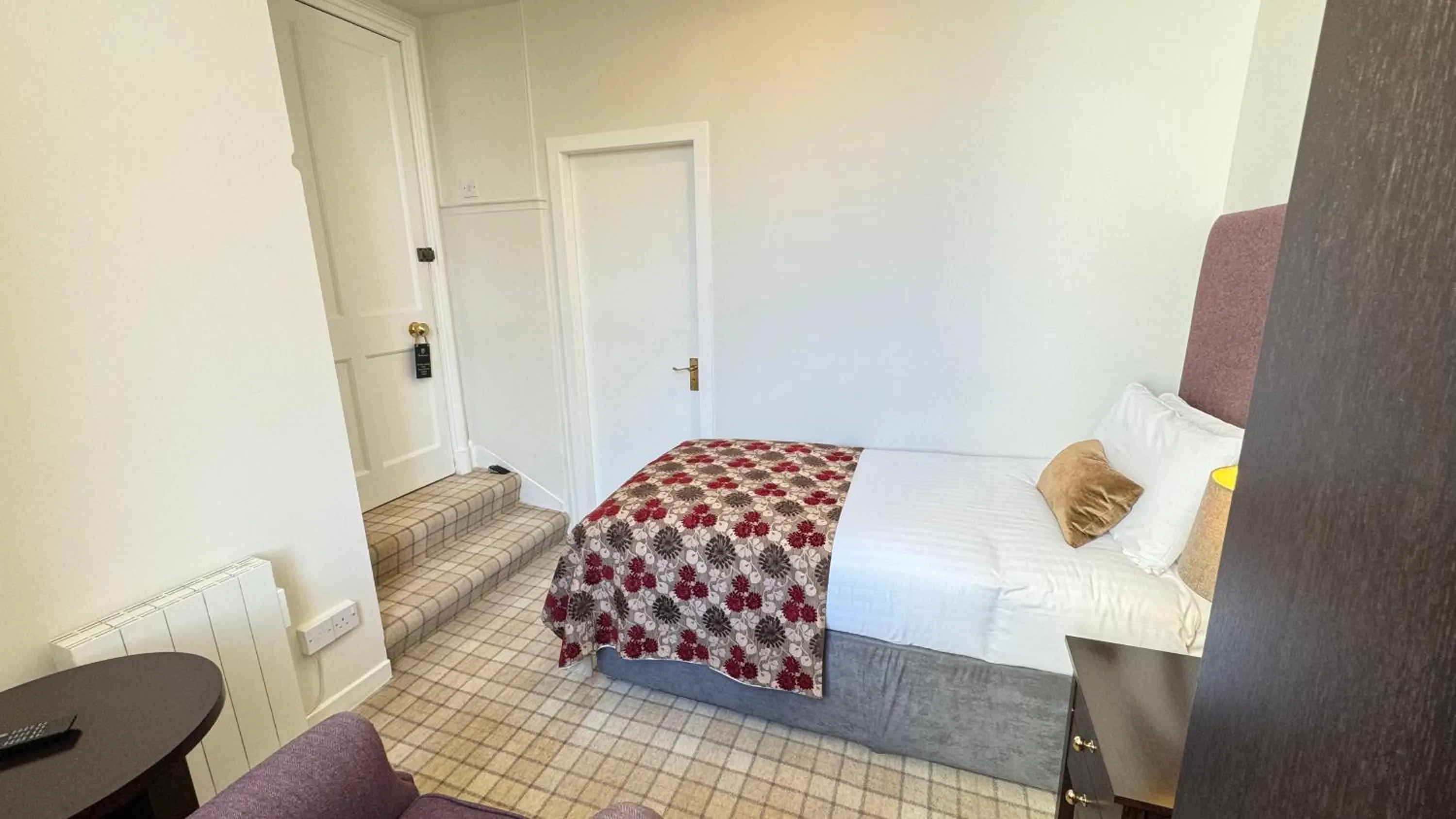 Property building, Bed in Invernairne