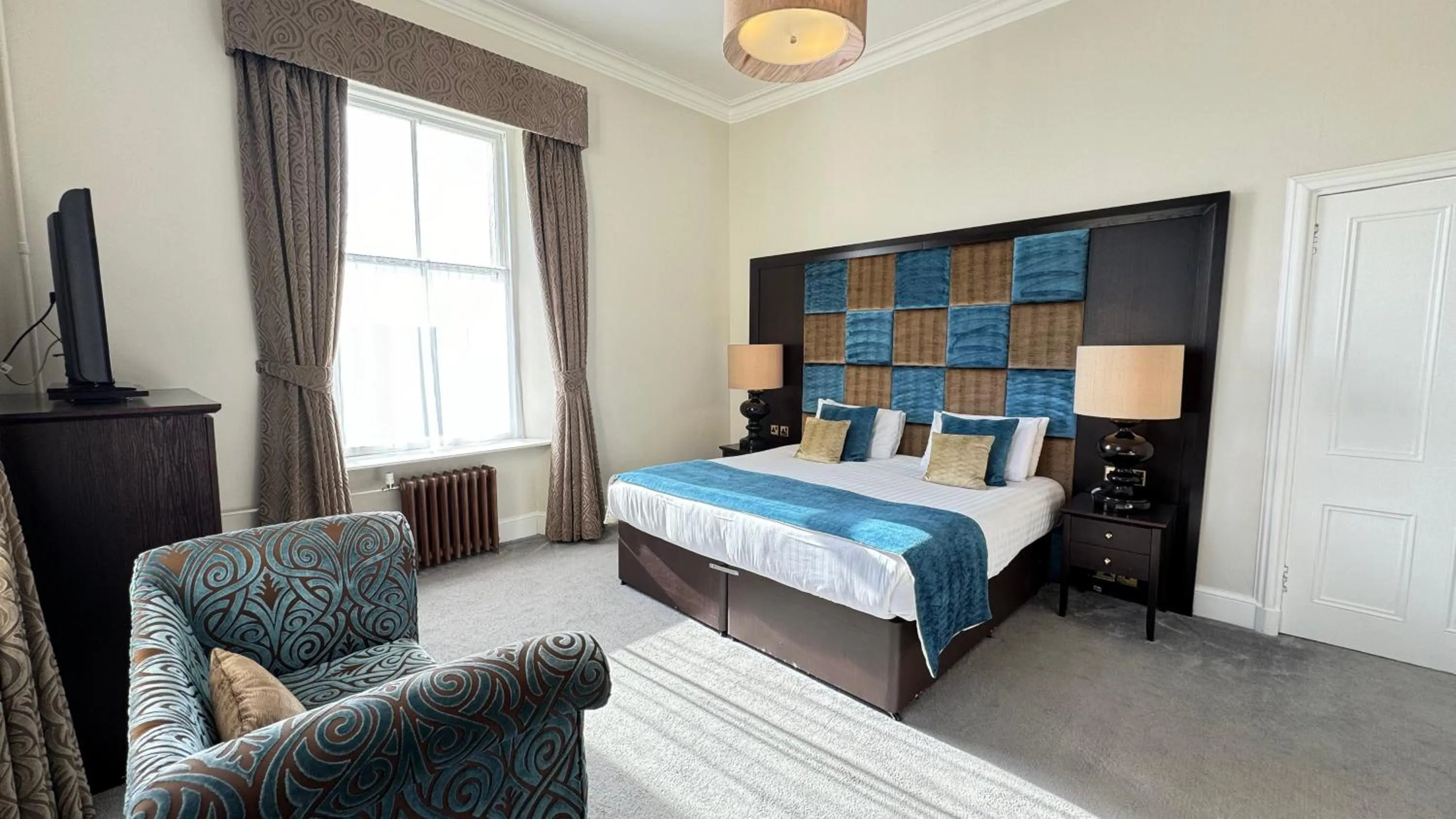 Property building, Bed in Invernairne