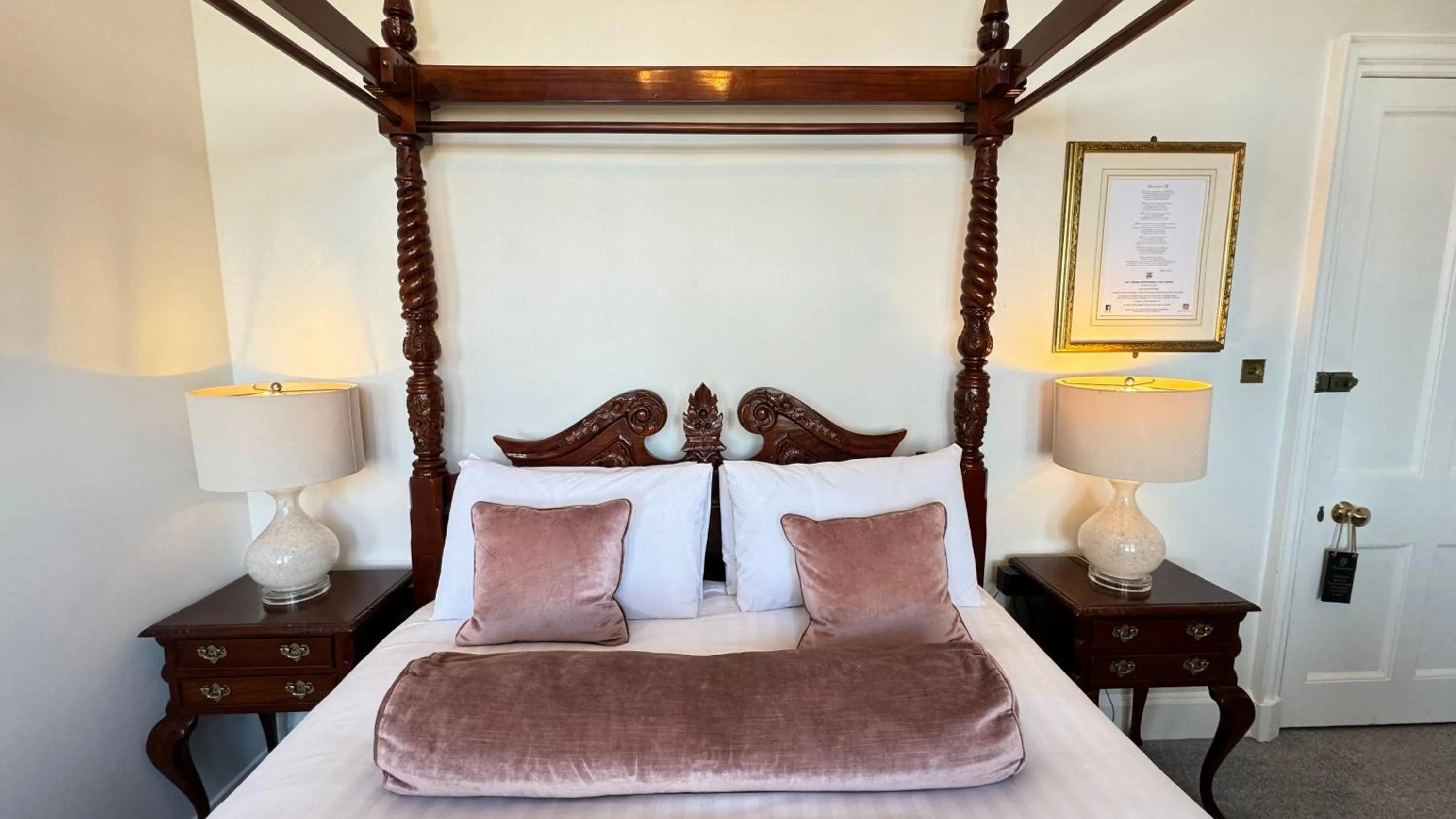 Property building, Bed in Invernairne