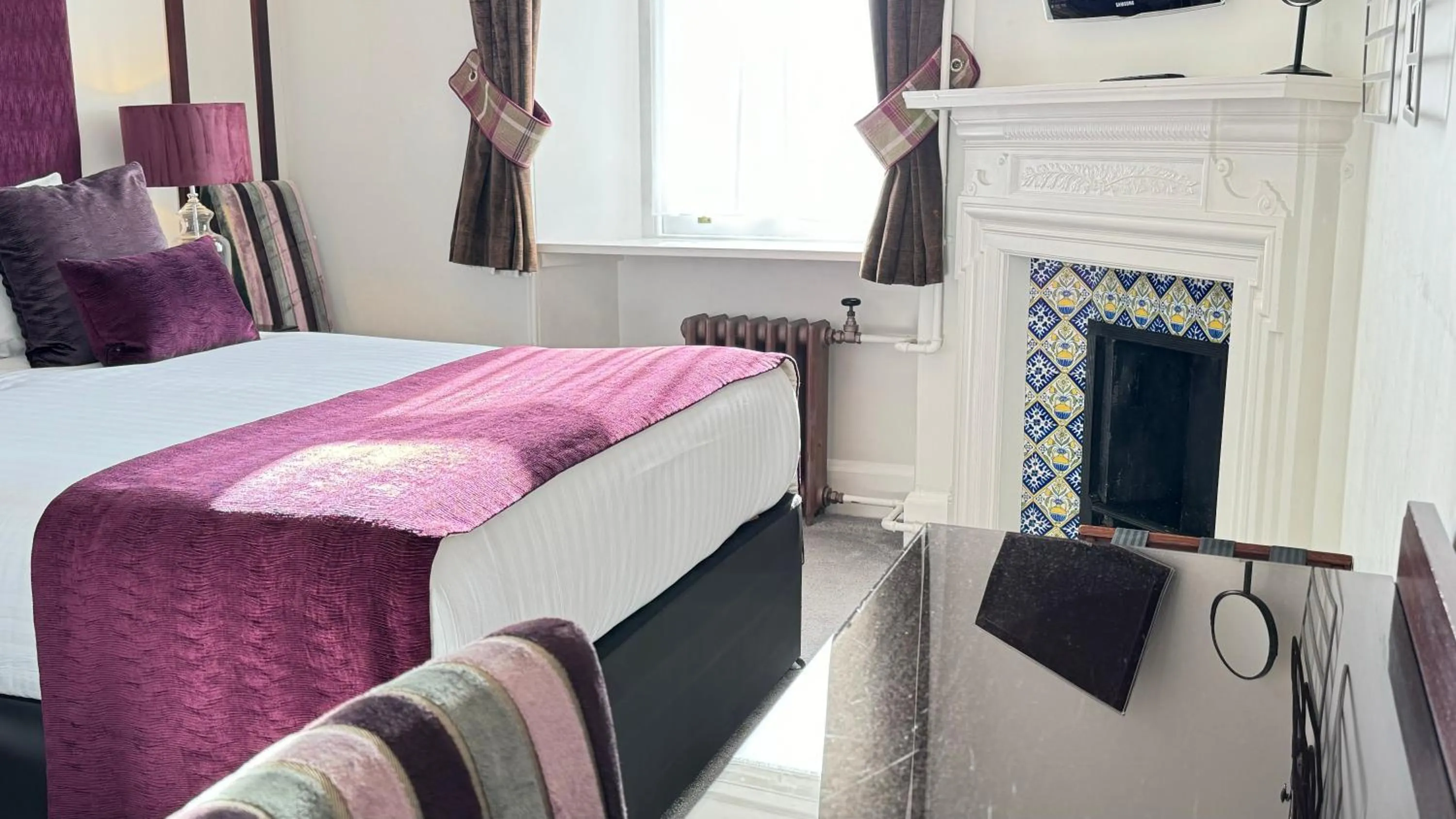 Property building, Bed in Invernairne