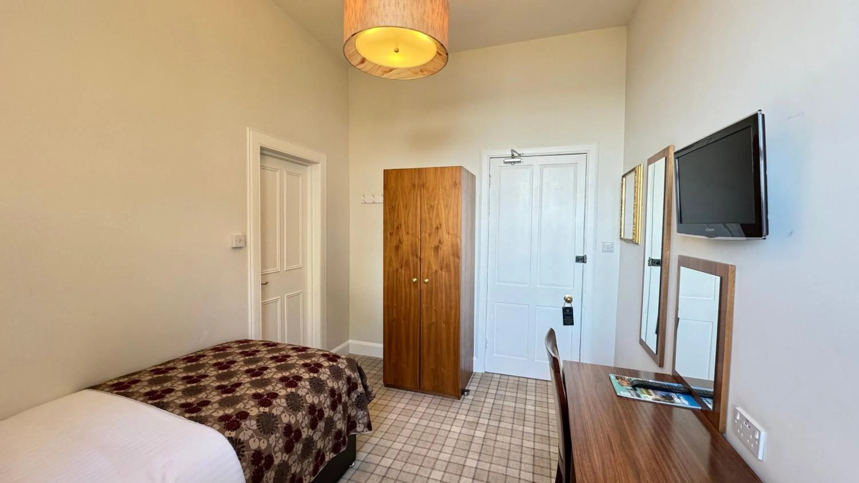 Property building, Bed in Invernairne