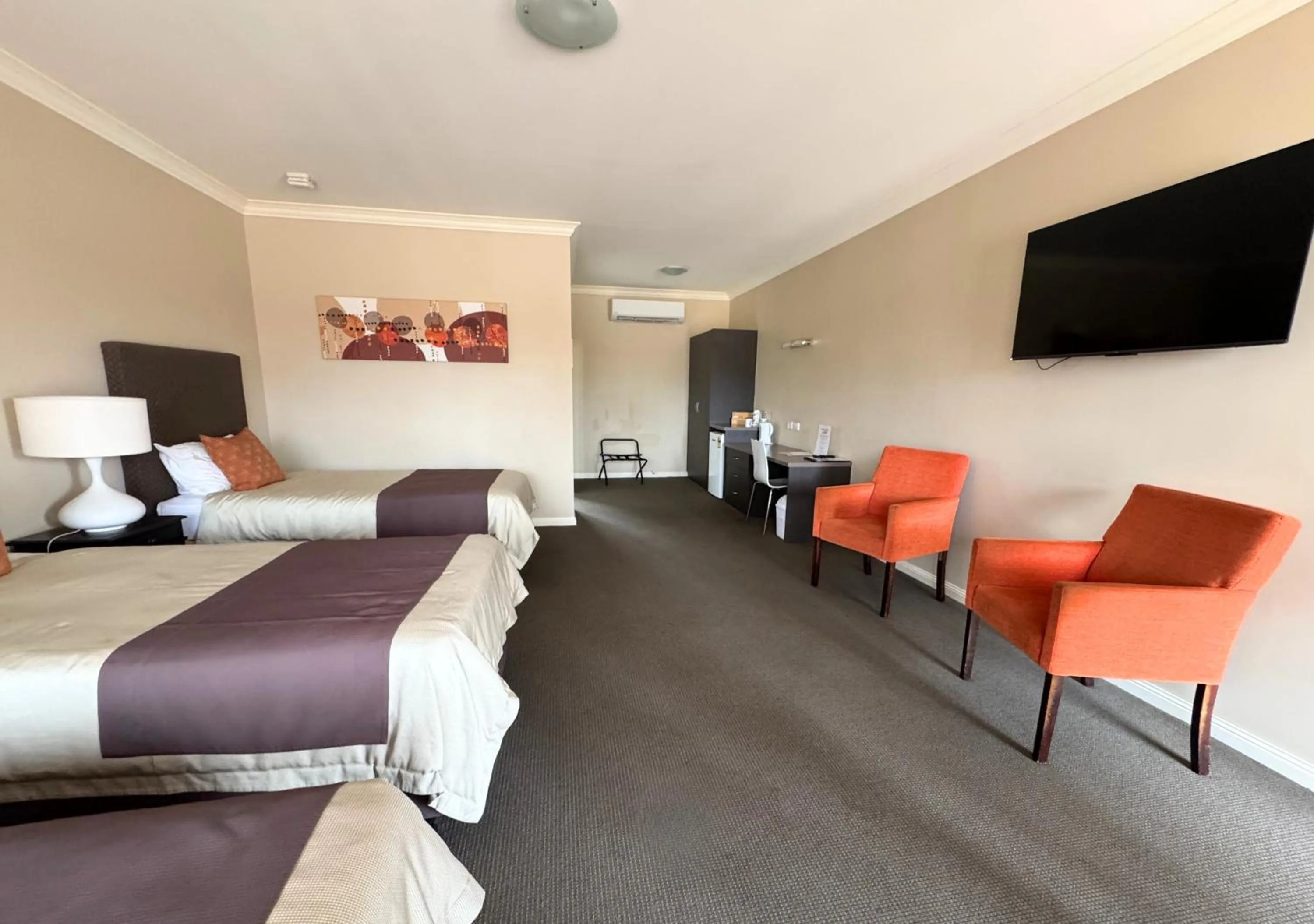 TV and multimedia, Bed in Sundowner Motel Hotel