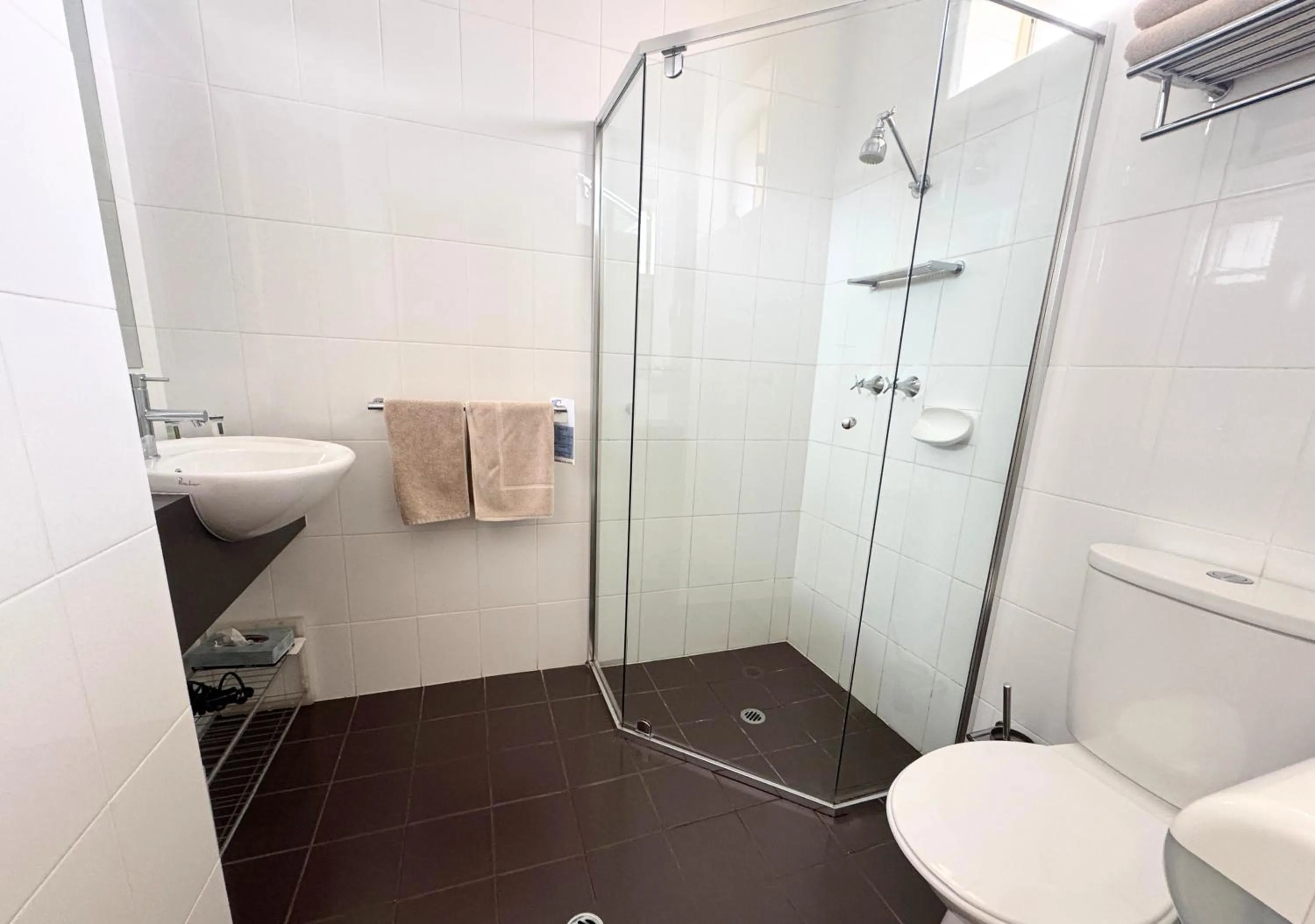 Bathroom in Sundowner Motel Hotel