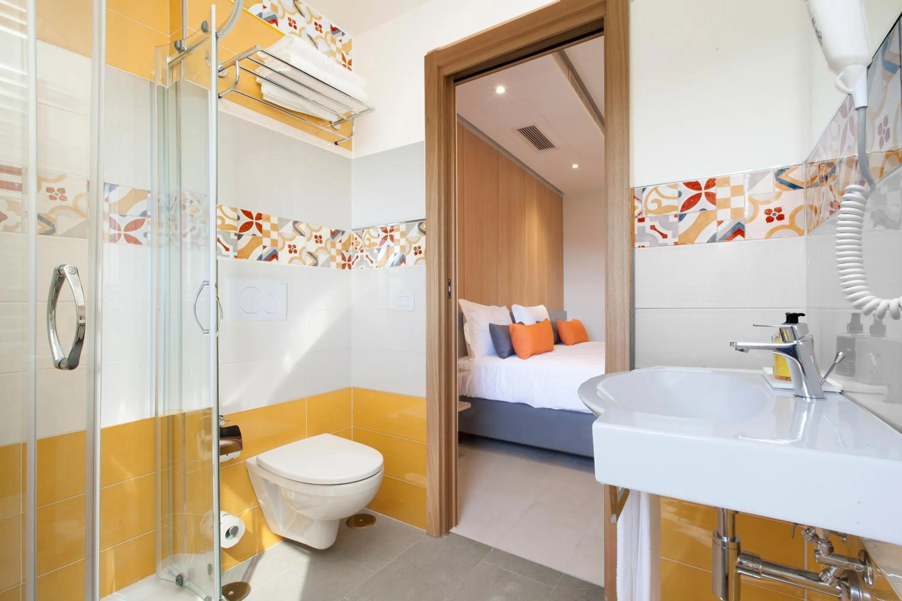 Shower, Bed in Hotel O Sole Mio