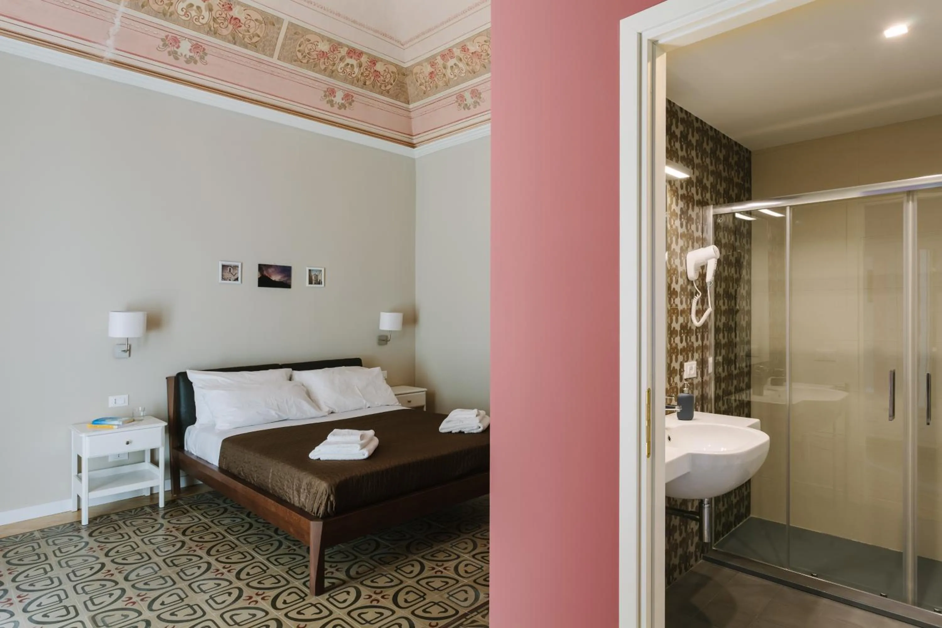 Shower, Bed in Mungibeddu Organic Bed and Breakfast