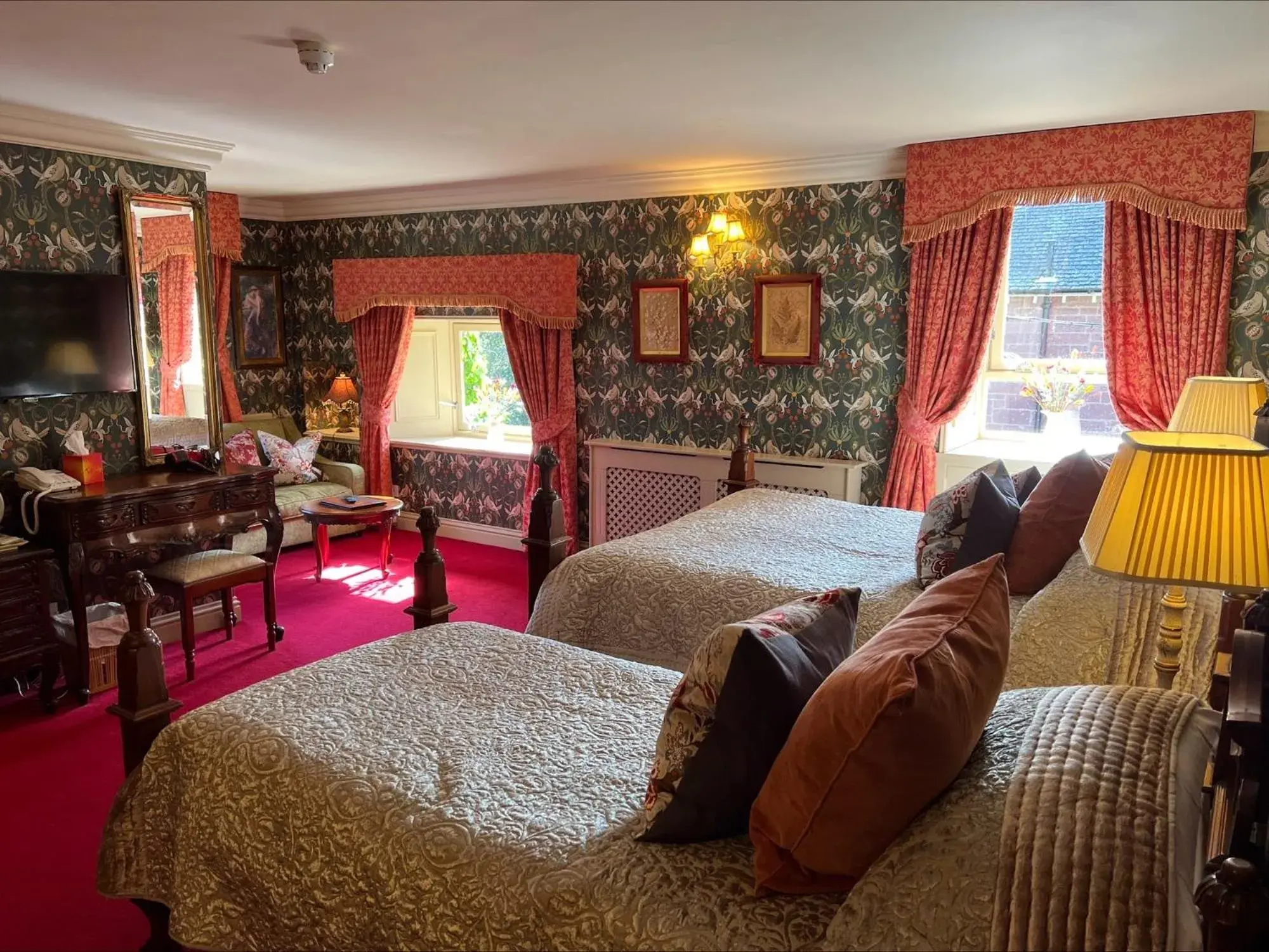 Premier Family Room in Adjacent Coach House - single occupancy in Lands of Loyal hotel Premier Family Room in Adjacent Coach House - single occupancy in Lands of Loyal hotel