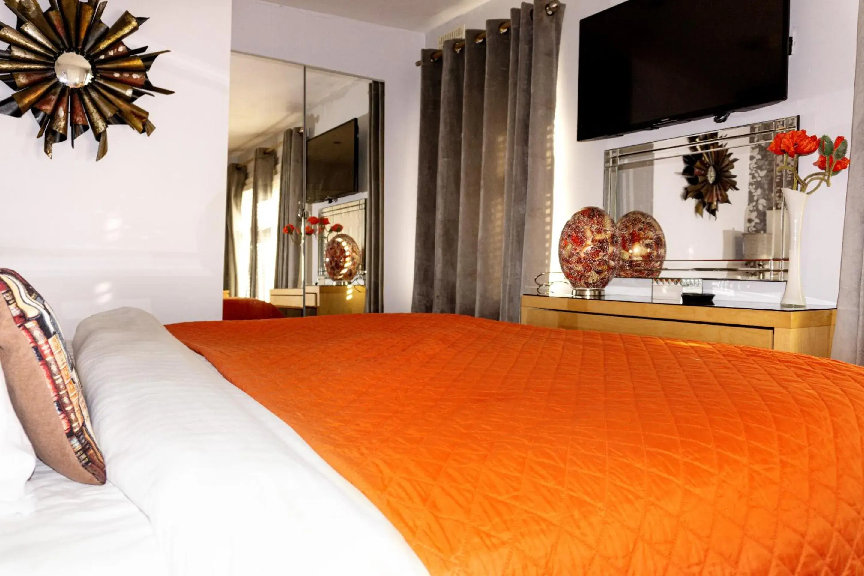 Bedroom, Bed in The Kenley Hotel Bedroom, Bed in The Kenley Hotel