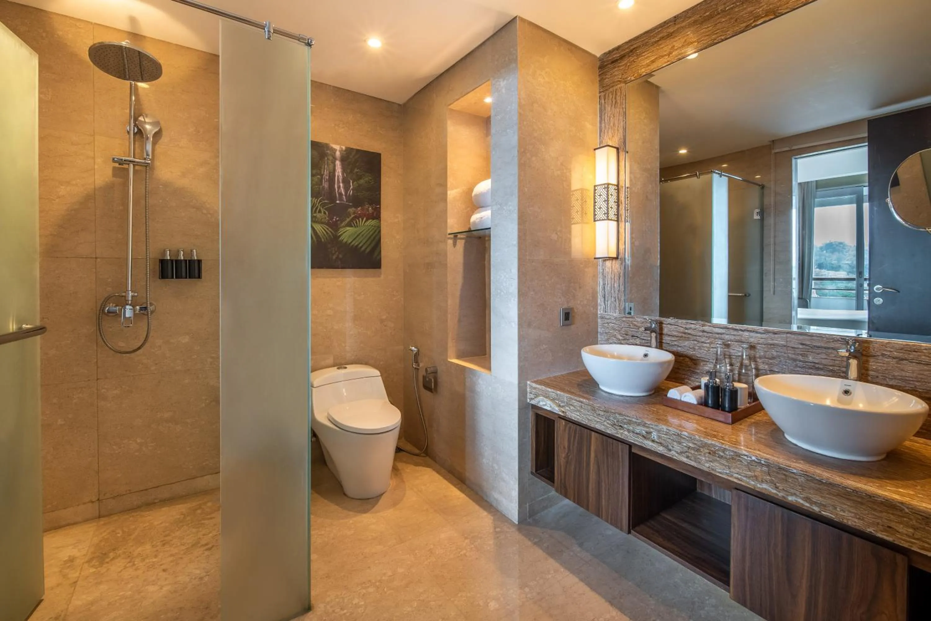 Shower in Homm Saranam Baturiti