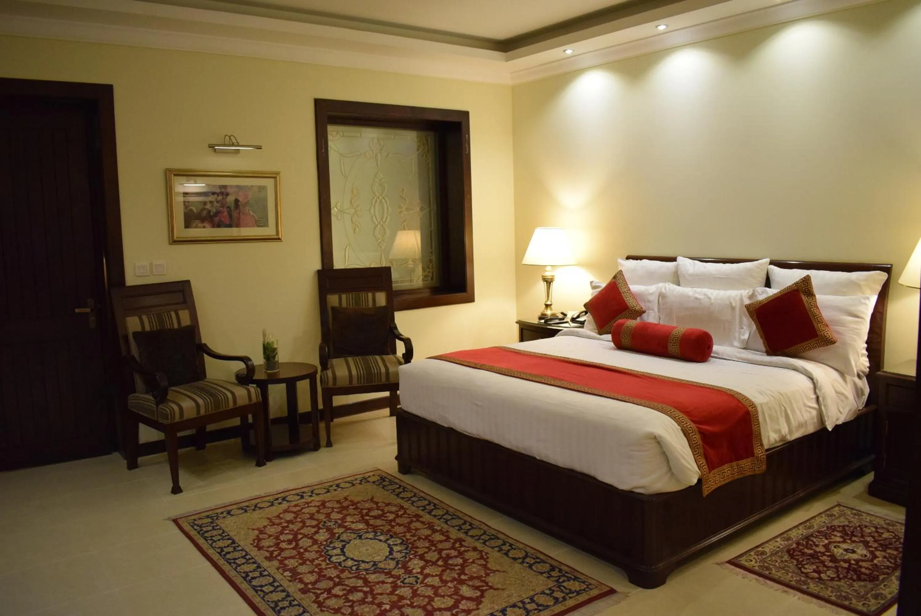 Bed in Faletti's Hotel Lahore