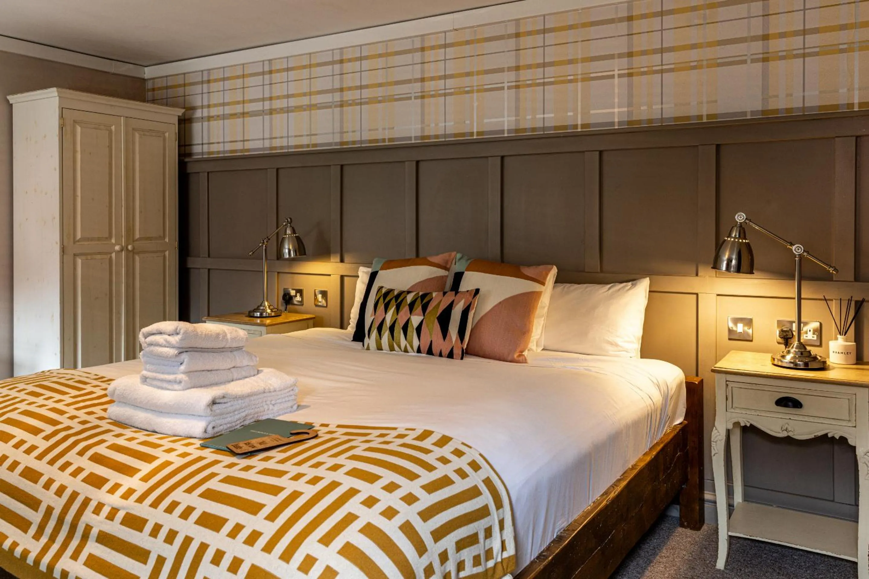 Bedroom, Bed in Crown & Horns