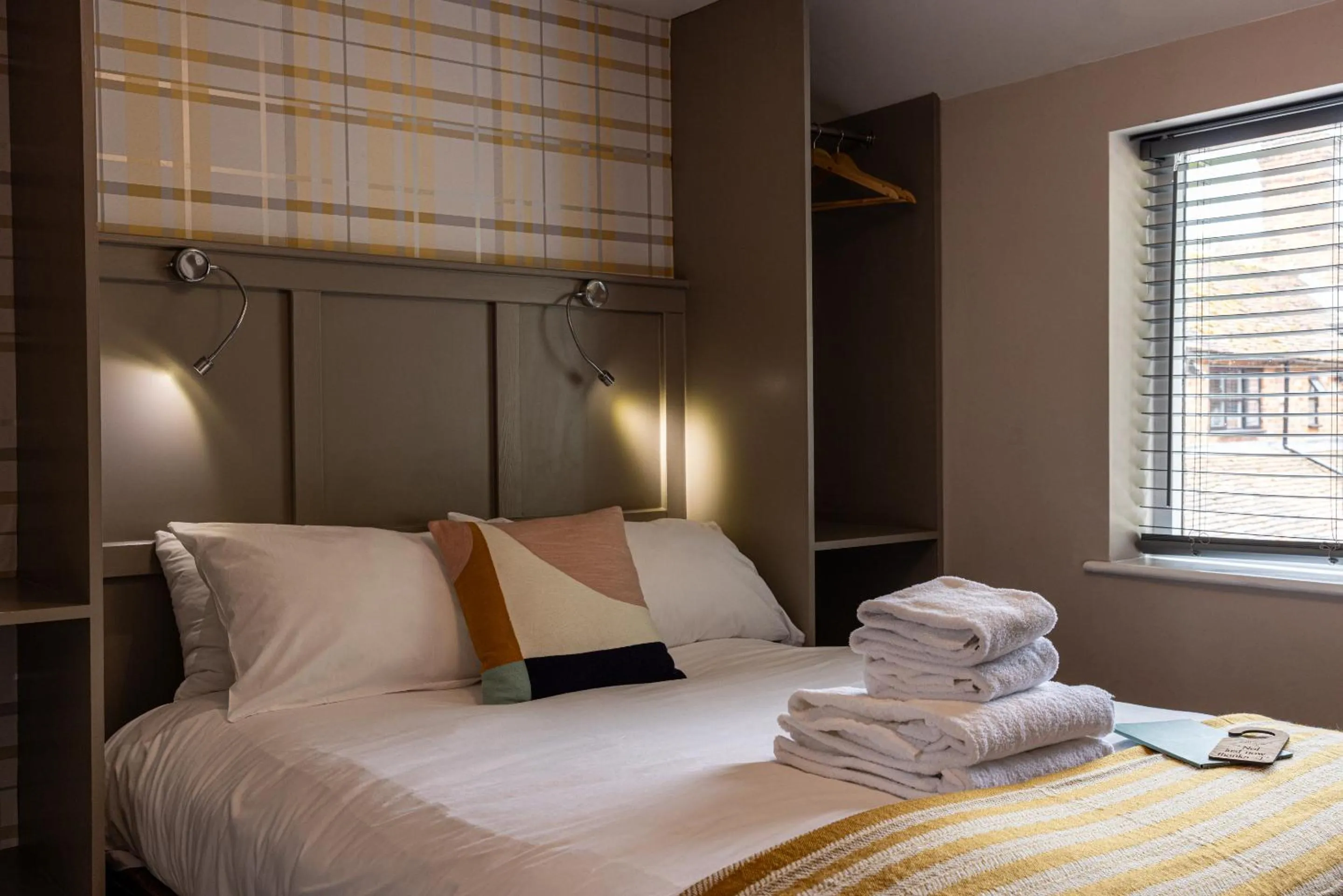 Bedroom, Bed in Crown & Horns