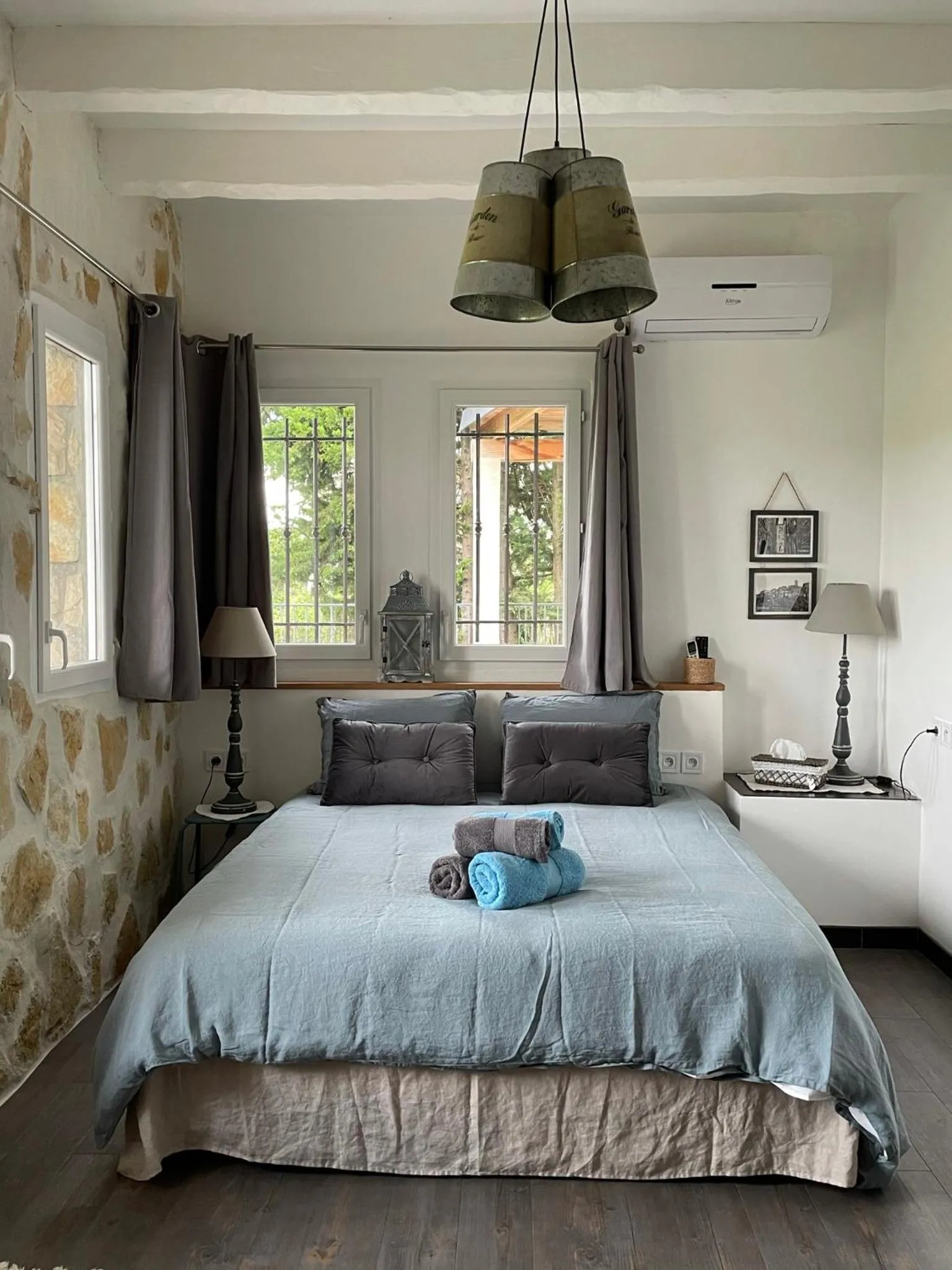 Property building, Bed in Au Pied des Baous