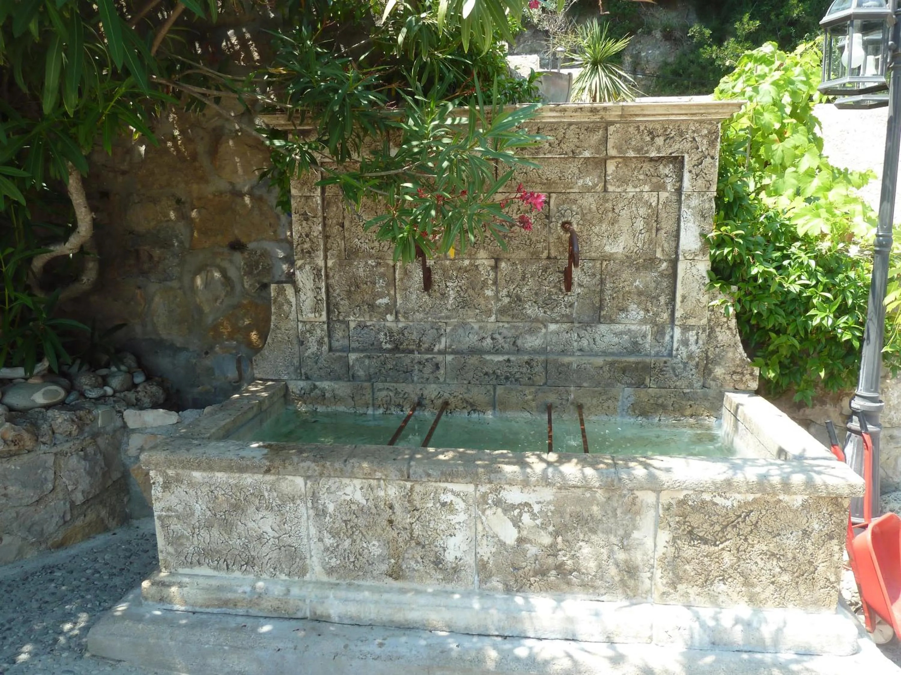 Property building in Au Pied des Baous