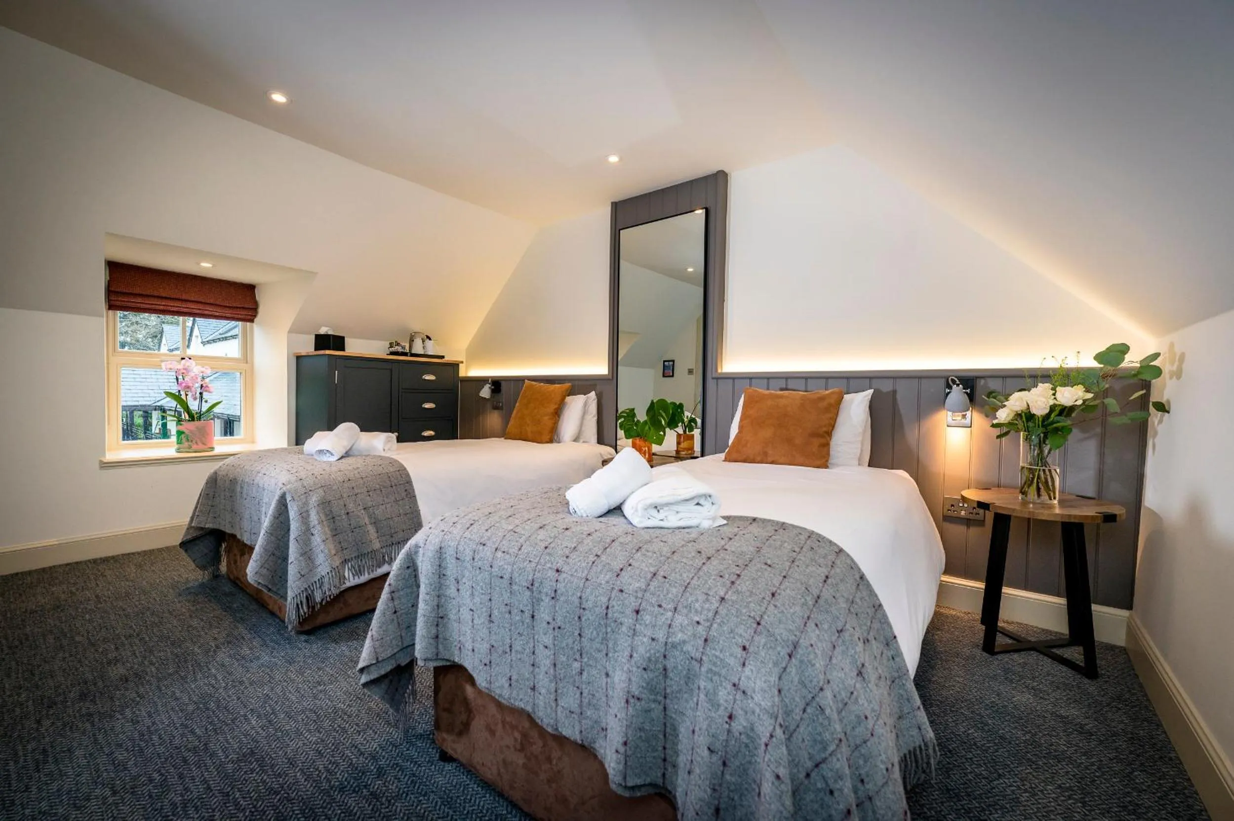 Photo of the whole room, Bed in Loch Ness Inn