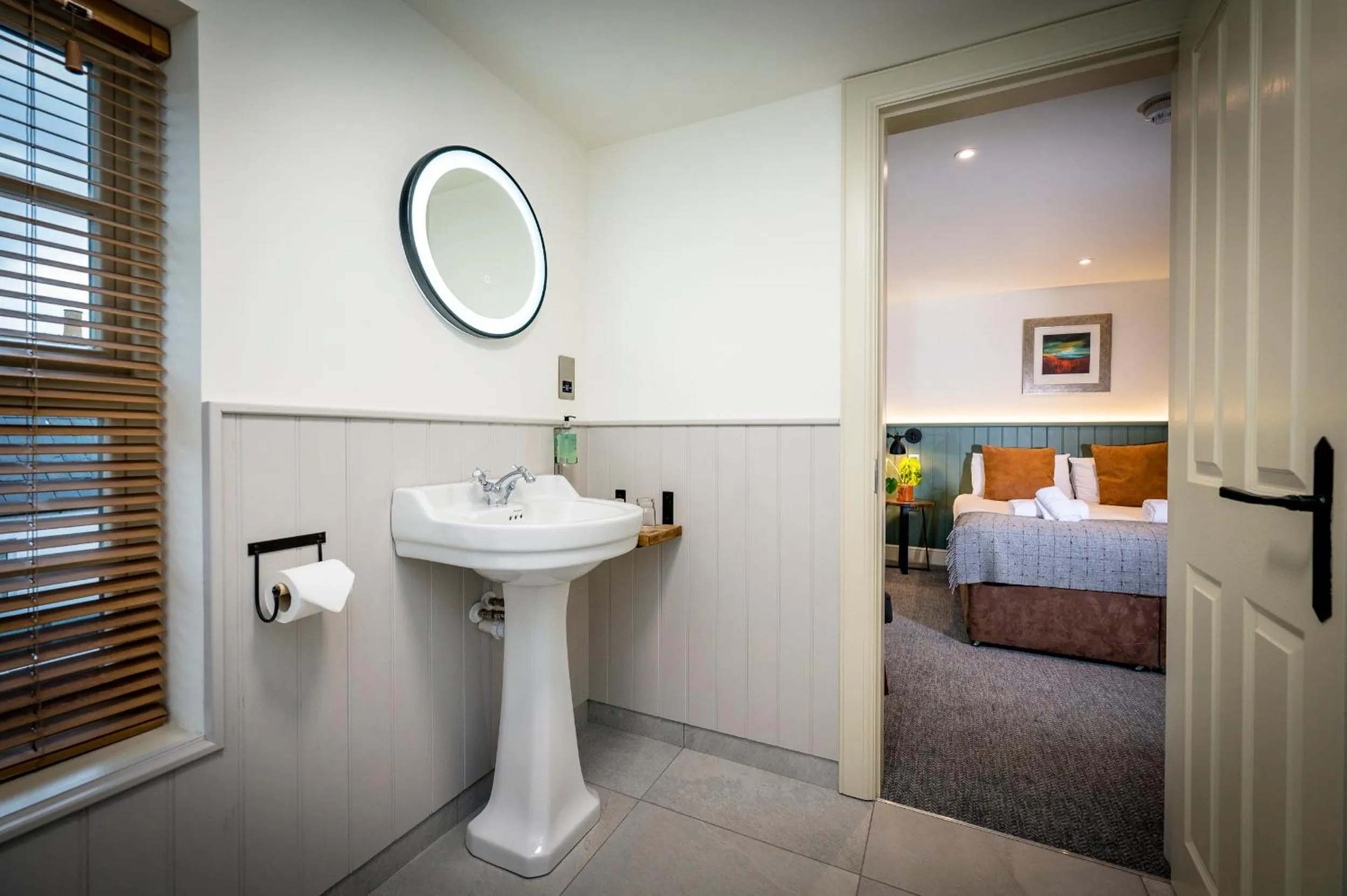 Toilet, Bed in Loch Ness Inn